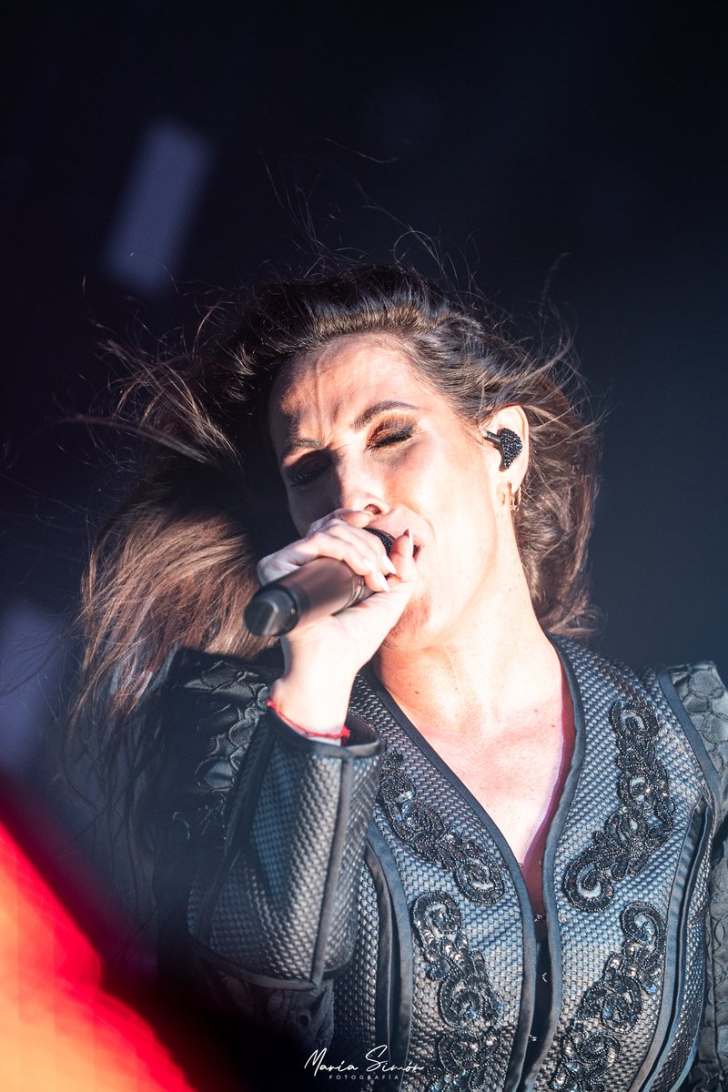 MariaViveiro's tweet photo. SIETE NOCHES - LIVE LAS VENTAS
Y ya van cuatro noches de @_maluoficial_ en el @livelasventas con Sold Out.
Todavía tenéis alguna oportunidad de acompañarla en las últimas tres noches y disfrutar de su tremenda fuerza encima del escenario 
Fotos para @conciertospormadrid 🫂 https://t.co/CBr6vWlh0v
