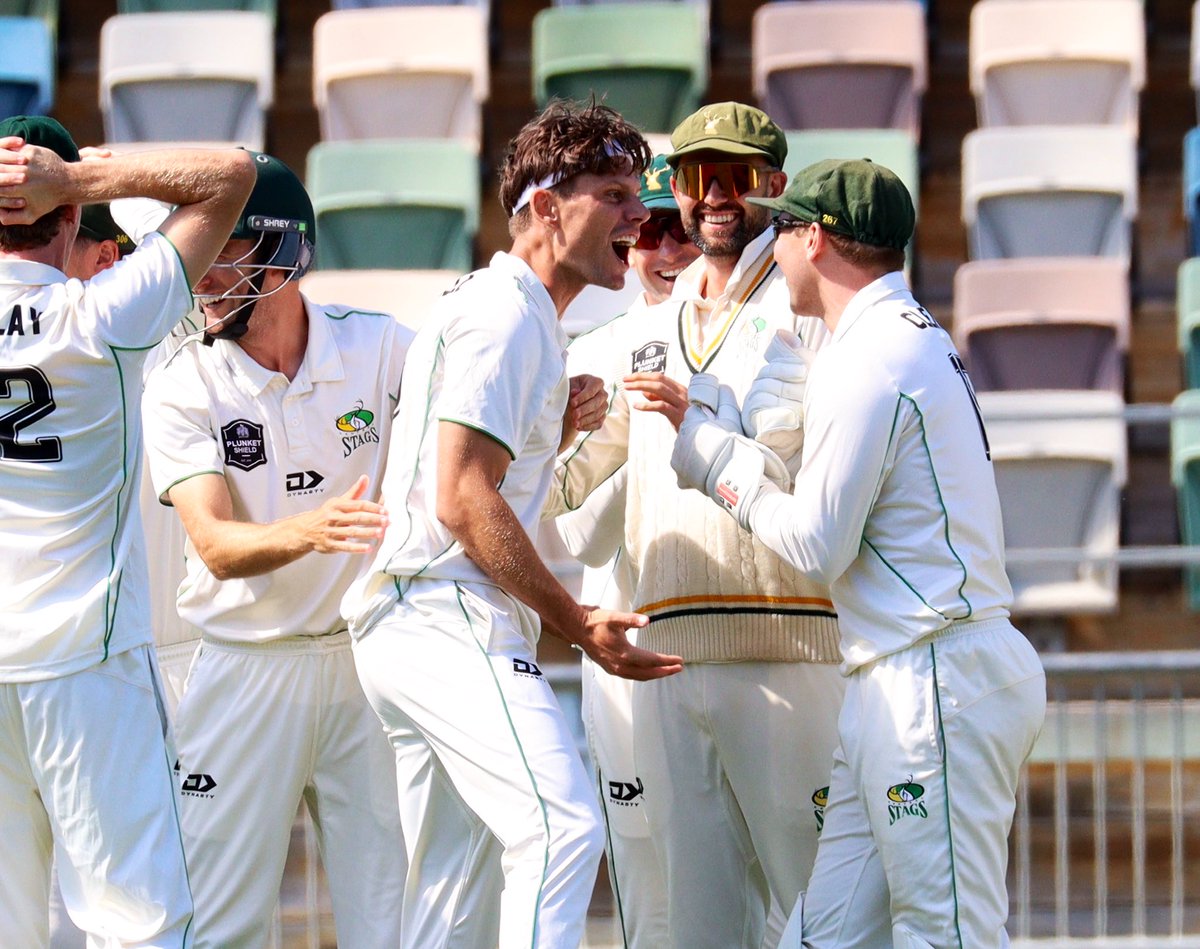 CentralStags's tweet photo. What a session. BRETT RANDELL with 7/17* before lunch, including 5 wickets in 5 balls - a world first-class first 🤯🦌

📷 @MargotButcher 

#brettrandell #lovethestags #plunketshield https://t.co/i2o9tZZXUN