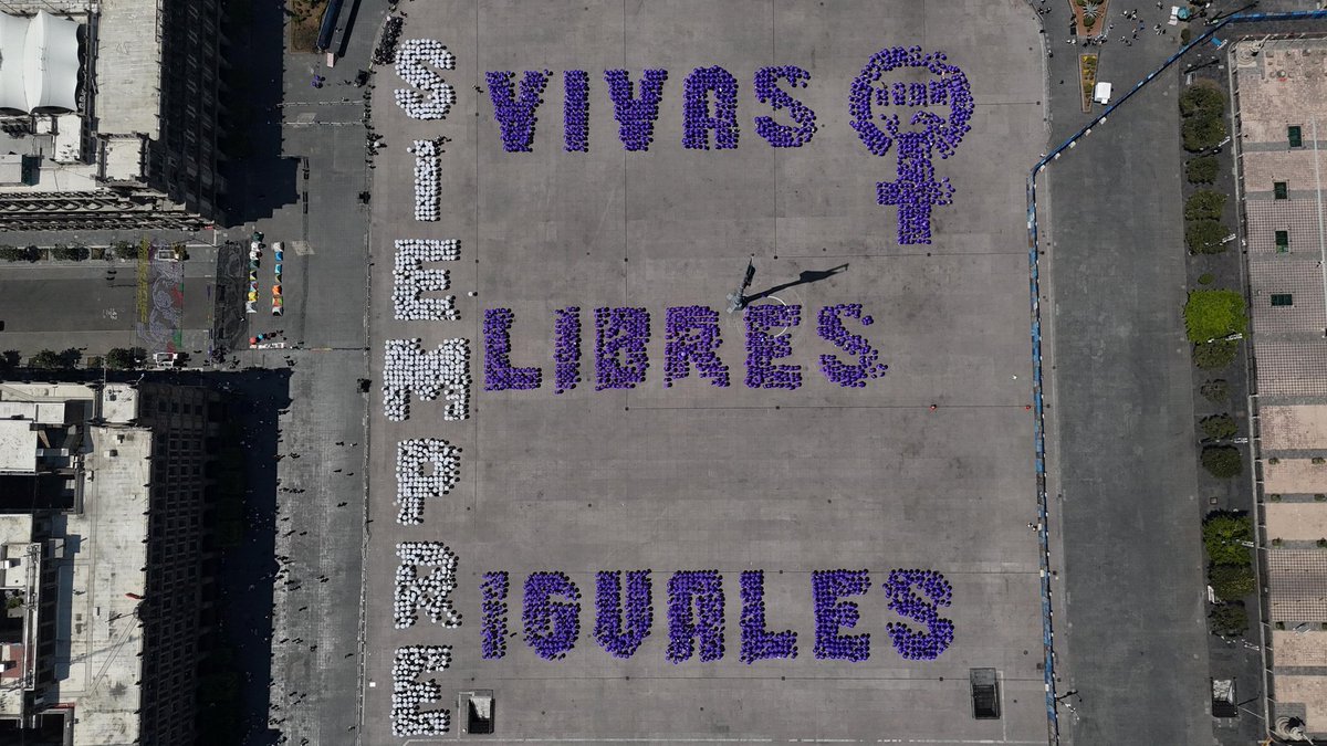 #CDMX 
Libres, Iguales y Vivas 📣

🟣 Este sábado, 3 mil 720 mujeres de distintas dependencias del Gobierno de la Ciudad de México se reunieron en el zócalo capitalino para realizar la frase conmemorativa "Siempre Vivas, Siempre Libres, Siempre Iguales", por el Día Internacional