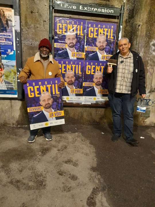 MGallitre's tweet photo. 🎯Avec l'equipe de Grenoble Capitale Citoyenne, 𝐭𝐨𝐮𝐣𝐨𝐮𝐫𝐬 𝐩𝐥𝐮𝐬 𝐧𝐨𝐦𝐛𝐫𝐞𝐮𝐱 𝐞𝐭 𝐚 𝐯𝐨𝐭𝐫𝐞 𝐞𝐜𝐨𝐮𝐭𝐞 𝐬𝐮𝐫 𝐥𝐞 𝐭𝐞𝐫𝐫𝐚𝐢𝐧 (deambulations, marches, collages, ecoles, portes a portes, reunions d'appartement, debats, rencontres avec commercants, medecins, associations, ...) pour vous presenter 𝐧𝐨𝐭𝐫𝐞 𝐩𝐫𝐨𝐠𝐫𝐚𝐦𝐦𝐞 𝐞𝐭 𝐧𝐨𝐭𝐫𝐞 𝐯𝐢𝐬𝐢𝐨𝐧 𝐝'𝐮𝐧𝐞 𝐚𝐮𝐭𝐫𝐞 𝐠𝐚𝐮𝐜𝐡𝐞 𝐩𝐨𝐬𝐬𝐢𝐛𝐥𝐞 𝐩𝐨𝐮𝐫 𝐆𝐫𝐞𝐧𝐨𝐛𝐥𝐞 𝐩𝐨𝐮𝐫 𝐥𝐞𝐬 𝐦𝐮𝐧𝐢𝐜𝐢𝐩𝐚𝐥𝐞𝐬 𝐝𝐞𝐬 𝟏𝟓 𝐞𝐭 𝟐𝟐 𝐦𝐚𝐫𝐬 𝟐𝟎𝟐𝟔, 𝐒𝐎𝐂𝐈𝐀𝐋𝐄, 𝐄𝐂𝐎𝐋𝐎𝐆𝐈𝐒𝐓𝐄 𝐞𝐭 𝐂𝐈𝐓𝐎𝐘𝐄𝐍𝐍𝐄! Et ce dans une convivialite permanente!

✍️Le budget municipal doit etre utilise a bon escient, avec 1 priorite sur de 𝐯𝐫𝐚𝐢𝐬 𝐬𝐞𝐫𝐯𝐢𝐜𝐞𝐬 𝐩𝐮𝐛𝐥𝐢𝐜𝐬 𝐝𝐞 𝐏𝐑𝐎𝐗𝐈𝐌𝐈𝐓𝐄 𝐝𝐚𝐧𝐬 𝐭𝐨𝐮𝐬 𝐥𝐞𝐬 𝐪𝐮𝐚𝐫𝐭𝐢𝐞𝐫𝐬 𝐝𝐞 𝐆𝐫𝐞𝐧𝐨𝐛𝐥𝐞, centre sur les 𝐌𝐚𝐢𝐬𝐨𝐧𝐬 𝐝𝐞𝐬 𝐇𝐚𝐛𝐢𝐭𝐚𝐧𝐭𝐬 et 𝐬𝐚𝐧𝐬 𝐟𝐞𝐫𝐦𝐞𝐫 𝐝𝐞𝐬 𝐞𝐭𝐚𝐛𝐥𝐢𝐬𝐬𝐞𝐦𝐞𝐧𝐭𝐬 𝐜𝐥𝐞𝐬 𝐜𝐨𝐦𝐦𝐞 𝐥𝐚 𝐁𝐢𝐛𝐥𝐢𝐨𝐭𝐡𝐞𝐪𝐮𝐞 𝐂𝐞𝐧𝐭𝐫𝐞 𝐕𝐢𝐥𝐥𝐞 𝐚 𝐥'𝐎𝐟𝐟𝐢𝐜𝐞 𝐝𝐞 𝐓𝐨𝐮𝐫𝐢𝐬𝐦𝐞, pour faire les 𝐢𝐧𝐯𝐞𝐬𝐭𝐢𝐬𝐬𝐞𝐦𝐞𝐧𝐭𝐬 𝐪𝐮𝐞 𝐥𝐚 𝐕𝐢𝐥𝐥𝐞 𝐧𝐞 𝐟𝐚𝐢𝐭 𝐩𝐥𝐮𝐬 (comme pour les transports avec le 𝐭𝐫𝐚𝐦 𝐄 𝐣𝐮𝐬𝐪𝐮'𝐚 𝐏𝐨𝐧𝐭 𝐝𝐞 𝐂𝐥𝐚𝐢𝐱 et le RER urbain, ...), et en refaisant du 𝐥𝐢𝐞𝐧 𝐚𝐯𝐞𝐜 𝐭𝐨𝐮𝐬 𝐥𝐞𝐬 𝐚𝐜𝐭𝐞𝐮𝐫𝐬 𝐞𝐜𝐚𝐫𝐭𝐞𝐬 𝐝𝐞𝐩𝐮𝐢𝐬 𝐜𝐞𝐬 𝐝𝐞𝐫𝐧𝐢𝐞𝐫𝐞𝐬 𝐚𝐧𝐧𝐞𝐞𝐬 (institutionnels comme la Metropole et locaux comme les unions de quartier et les associations).

🎯 Et l'un des axes forts de notre vision de proximite chez G2C c'est le terrain, ou quand on combine nos differentes propositions nous arrivons a 𝟏𝟑𝟎 𝐚𝐠𝐞𝐧𝐭𝐬 𝐬𝐮𝐩𝐩𝐥𝐞𝐦𝐞𝐧𝐭𝐚𝐢𝐫𝐞𝐬 𝐚𝐮 𝐪𝐮𝐨𝐭𝐢𝐝𝐢𝐞𝐧 𝐩𝐨𝐮𝐫 𝐯𝐨𝐮𝐬 𝐚𝐢𝐝𝐞𝐫:
- 𝟐𝟎 𝐚𝐧𝐢𝐦𝐚𝐭𝐞𝐮𝐫𝐬 / 𝐞𝐝𝐮𝐜𝐚𝐭𝐞𝐮𝐫𝐬 pour accompagner et prevenir.
- 𝟒𝟎 𝐦𝐞𝐝𝐢𝐚𝐭𝐞𝐮𝐫𝐬 𝐮𝐫𝐛𝐚𝐢𝐧𝐬 pour recreer du dialogue.
- 𝟒𝟎 𝐩𝐨𝐥𝐢𝐜𝐢𝐞𝐫𝐬 𝐦𝐮𝐧𝐢𝐜𝐢𝐩𝐚𝐮𝐱 𝐝𝐞 𝐩𝐫𝐨𝐱𝐢𝐦𝐢𝐭𝐞 𝐞𝐭 𝐝𝐚𝐧𝐬 𝐥𝐞𝐬 𝐭𝐫𝐚𝐧𝐬𝐩𝐨𝐫𝐭𝐬.
- 𝟏𝟎 𝐜𝐨𝐧𝐜𝐢𝐞𝐫𝐠𝐞𝐬 𝐝𝐞 𝐫𝐮𝐞 𝐩𝐨𝐮𝐫 𝐥𝐚 𝐩𝐫𝐨𝐩𝐫𝐞𝐭𝐞, un par quartier.
- 𝟐𝟎 𝐩𝐞𝐫𝐬𝐨𝐧𝐧𝐞𝐬 𝐝𝐚𝐧𝐬 𝐥𝐞𝐬 𝐌𝐚𝐢𝐬𝐨𝐧𝐬 𝐝𝐞𝐬 𝐇𝐚𝐛𝐢𝐭𝐚𝐧𝐭𝐬 𝐞𝐧 𝐫𝐞𝐥𝐚𝐢𝐬 𝐝𝐞 𝐥𝐚 𝐌𝐚𝐢𝐫𝐢𝐞.

✍️ S'il fallait ensuite extraire 𝟓 𝐚𝐮𝐭𝐫𝐞𝐬 𝐚𝐱𝐞𝐬 𝐟𝐨𝐫𝐭𝐬 des mesures concretes que nous proposons:
• 𝐒𝐚𝐧𝐭𝐞: Des 𝐜𝐞𝐧𝐭𝐫𝐞𝐬 𝐝𝐞 𝐬𝐚𝐧𝐭é (medecins salaries) ou MSP (𝐦𝐚𝐢𝐬𝐨𝐧𝐬 𝐝𝐞 𝐬𝐚𝐧𝐭𝐞 𝐩𝐥𝐮𝐫𝐢𝐩𝐫𝐨𝐟𝐞𝐬𝐬𝐢𝐨𝐧𝐧𝐞𝐥𝐥𝐞𝐬 (medecins liberaux)) 𝐝𝐚𝐧𝐬 𝐜𝐡𝐚𝐪𝐮𝐞 𝐪𝐮𝐚𝐫𝐭𝐢𝐞𝐫 (en particulier a Saint Bruno!), ces 2 types d'etablissements etant totalement complementaires et permettant au maximum de jeunes medecins diplomes d'avoir le choix pour s'installer.
• 𝐄𝐜𝐨𝐥𝐞: 𝐆𝐫𝐚𝐭𝐮𝐢𝐭𝐞 𝐫𝐞𝐞𝐥𝐥𝐞 (𝐜𝐚𝐧𝐭𝐢𝐧𝐞, 𝐟𝐨𝐮𝐫𝐧𝐢𝐭𝐮𝐫𝐞𝐬 𝐞𝐭 𝐬𝐨𝐮𝐭𝐢𝐞𝐧 𝐬𝐜𝐨𝐥𝐚𝐢𝐫𝐞) 𝐞𝐭 𝐩𝐞𝐫𝐢𝐬𝐜𝐨𝐥𝐚𝐢𝐫𝐞 𝐚𝐜𝐜𝐞𝐬𝐬𝐢𝐛𝐥𝐞 (entre 5 et 20 euros / mois selon les ressources) et 𝐩𝐚𝐬𝐬𝐞𝐩𝐨𝐫𝐭 𝐩𝐞𝐭𝐢𝐭 𝐞𝐱𝐩𝐥𝐨𝐫𝐚𝐭𝐞𝐮𝐫, avec l'acces gratuit aux piscines municipales (10 entrees/an), aux spectacles (musees municipaux 100% et 5 entrees/an spectacles jeunesse) et sorties montagne (1 par trimestre).
• 𝐂𝐨𝐦𝐦𝐞𝐫𝐜𝐞𝐬: 𝐆𝐫𝐚𝐧𝐝 𝐩𝐥𝐚𝐧 𝐝'𝐚𝐧𝐢𝐦𝐚𝐭𝐢𝐨𝐧 𝐞𝐭 𝐝𝐞 𝐬𝐨𝐮𝐭𝐢𝐞𝐧 𝐚𝐮𝐱 𝐜𝐨𝐦𝐦𝐞𝐫𝐜𝐚𝐧𝐭𝐬 pour faire revenir les habitants en centre-ville (expérimentation sur l'𝐞𝐧𝐜𝐚𝐝𝐫𝐞𝐦𝐞𝐧𝐭 𝐝𝐞𝐬 𝐥𝐨𝐲𝐞𝐫𝐬 𝐝𝐞𝐬 𝐥𝐨𝐜𝐚𝐮𝐱 𝐜𝐨𝐦𝐦𝐞𝐫𝐜𝐢𝐚𝐮𝐱 / faire de l'𝐢𝐥𝐨𝐭 𝐑é𝐩𝐮𝐛𝐥𝐢𝐪𝐮𝐞 𝐥𝐞 𝐧𝐨𝐮𝐯𝐞𝐚𝐮 𝐜œ𝐮𝐫 𝐛𝐚𝐭𝐭𝐚𝐧𝐭 𝐝𝐞 𝐜𝐞 𝐬𝐞𝐜𝐭𝐞𝐮𝐫, 𝐪𝐮𝐢 𝐦ê𝐥𝐞𝐫𝐚𝐢𝐭 𝐜𝐮𝐥𝐭𝐮𝐫𝐞, 𝐬𝐞𝐫𝐯𝐢𝐜𝐞𝐬 𝐩𝐮𝐛𝐥𝐢𝐜𝐬 𝐞𝐭 𝟏 𝐠𝐫𝐚𝐧𝐝 𝐞𝐬𝐩𝐚𝐜𝐞 "𝐡𝐚𝐥𝐥𝐞 𝐠𝐨𝐮𝐫𝐦𝐚𝐧𝐝𝐞" 𝐨𝐮𝐯𝐞𝐫𝐭 à 𝐭𝐨𝐮𝐬 valorisant les produits locaux, en concertation avec les acteurs et les habitants / utiliser les commerces vacants pour activites ephemeres, solidaires, artistiques (loyer modique))
• 𝐀𝐬𝐬𝐨𝐜𝐢𝐚𝐭𝐢𝐨𝐧𝐬: 𝟖𝟎𝟎𝟎 𝐉𝐨𝐮𝐫𝐬 𝐝𝐞 𝐦𝐞𝐜𝐞𝐧𝐚𝐭 𝐝𝐞 𝐜𝐨𝐦𝐩𝐞𝐭𝐞𝐧𝐜𝐞𝐬 / 𝐝𝐞 𝐦𝐚𝐢𝐧 𝐝'𝐨𝐞𝐮𝐯𝐫𝐞 (2 jours par an et agent municipal) pour favoriser l'engagement direct et apporter les competences manquantes / Creer 1 𝐢𝐧𝐜𝐮𝐛𝐚𝐭𝐞𝐮𝐫 𝐚𝐬𝐬𝐨𝐜𝐢𝐚𝐭𝐢𝐟, 𝐬𝐞𝐫𝐯𝐢𝐜𝐞 𝐩𝐮𝐛𝐥𝐢𝐜 𝐚𝐮 𝐬𝐞𝐢𝐧 𝐝𝐞 𝐥𝐚 𝐌𝐕𝐀𝐂 𝐩𝐨𝐮𝐫 𝐚𝐜𝐜𝐨𝐦𝐩𝐚𝐠𝐧𝐞𝐫 𝐥𝐞𝐬 𝐚𝐬𝐬𝐨𝐬 a tous les stades de leurs projets / 𝐆𝐞𝐧𝐞𝐫𝐚𝐥𝐢𝐬𝐞𝐫 𝐥𝐞𝐬 𝐜𝐨𝐧𝐯𝐞𝐧𝐭𝐢𝐨𝐧𝐬 𝐭𝐫𝐢𝐞𝐧𝐧𝐚𝐛𝐥𝐞𝐬 pour apporter de la stabilite.
• 𝐅𝐞𝐬𝐭𝐢𝐯𝐚𝐮𝐱: 𝟐 𝐧𝐨𝐮𝐯𝐞𝐚𝐮𝐱 𝐟𝐞𝐬𝐭𝐢𝐯𝐚𝐮𝐱 𝐚𝐧𝐧𝐮𝐞𝐥𝐬 a grande echelle pour replacer Grenoble sur la carte: 1) 𝐅𝐞𝐬𝐭𝐢𝐯𝐚𝐥 𝐉𝐞𝐮𝐧𝐞𝐬 𝐓𝐚𝐥𝐞𝐧𝐭𝐬 𝐩𝐨𝐮𝐫 𝐦𝐞𝐭𝐭𝐫𝐞 𝐞𝐧 𝐚𝐯𝐚𝐧𝐭 𝐧𝐨𝐬 𝐭𝐚𝐥𝐞𝐧𝐭𝐬 𝐜𝐮𝐥𝐭𝐮𝐫𝐞𝐥𝐬 (impro, danse, chant, ...) en cooperation avec assos socio culturelles / 2) 𝐅𝐞𝐬𝐭𝐢𝐯𝐚𝐥 𝐝𝐮 𝐬𝐩𝐨𝐫𝐭 𝐆𝐫𝐞𝐧𝐨𝐛𝐥𝐨𝐢𝐬 (equipements libre acces et animes / decouvertes gratuites de sports, ateliers sante).

🎯Nos propositions sont par ailleurs totalement chiffrees, et ce en 𝐠𝐚𝐫𝐚𝐧𝐭𝐢𝐬𝐬𝐚𝐧𝐭 𝐝𝐞 𝐧𝐞 𝐩𝐚𝐬 𝐚𝐮𝐠𝐦𝐞𝐧𝐭𝐞𝐫 𝐥𝐚 𝐝𝐞𝐭𝐭𝐞 𝐝𝐞 𝐥𝐚 𝐕𝐢𝐥𝐥𝐞 𝐞𝐭 𝐝𝐞 𝐧𝐞 𝐩𝐚𝐬 𝐚𝐮𝐠𝐦𝐞𝐧𝐭𝐞𝐫 𝐥𝐚 𝐭𝐚𝐱𝐞 𝐟𝐨𝐧𝐜𝐢𝐞𝐫𝐞, ce qui est indispensable au vu de ces dernieres annees.

Et enfin 2 liens pratiques:
✍️ Retrouvez l’ensemble de nos colistier·es ici :
https://t.co/ShyD6GQFgl
✍️ Découvrez l’ensemble de nos propositions sur notre site internet : https://t.co/9l57BibcTm

#romaingentil2026 #romaingentil #municipales #municipales2026 #grenoble