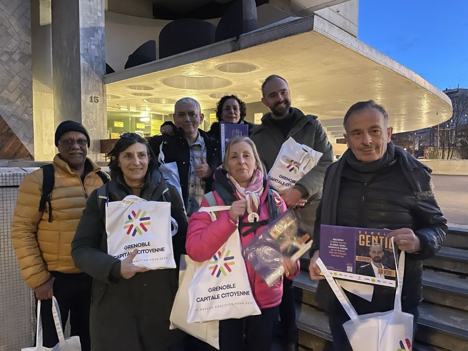 MGallitre's tweet photo. 🎯Avec l'equipe de Grenoble Capitale Citoyenne, 𝐭𝐨𝐮𝐣𝐨𝐮𝐫𝐬 𝐩𝐥𝐮𝐬 𝐧𝐨𝐦𝐛𝐫𝐞𝐮𝐱 𝐞𝐭 𝐚 𝐯𝐨𝐭𝐫𝐞 𝐞𝐜𝐨𝐮𝐭𝐞 𝐬𝐮𝐫 𝐥𝐞 𝐭𝐞𝐫𝐫𝐚𝐢𝐧 (deambulations, marches, collages, ecoles, portes a portes, reunions d'appartement, debats, rencontres avec commercants, medecins, associations, ...) pour vous presenter 𝐧𝐨𝐭𝐫𝐞 𝐩𝐫𝐨𝐠𝐫𝐚𝐦𝐦𝐞 𝐞𝐭 𝐧𝐨𝐭𝐫𝐞 𝐯𝐢𝐬𝐢𝐨𝐧 𝐝'𝐮𝐧𝐞 𝐚𝐮𝐭𝐫𝐞 𝐠𝐚𝐮𝐜𝐡𝐞 𝐩𝐨𝐬𝐬𝐢𝐛𝐥𝐞 𝐩𝐨𝐮𝐫 𝐆𝐫𝐞𝐧𝐨𝐛𝐥𝐞 𝐩𝐨𝐮𝐫 𝐥𝐞𝐬 𝐦𝐮𝐧𝐢𝐜𝐢𝐩𝐚𝐥𝐞𝐬 𝐝𝐞𝐬 𝟏𝟓 𝐞𝐭 𝟐𝟐 𝐦𝐚𝐫𝐬 𝟐𝟎𝟐𝟔, 𝐒𝐎𝐂𝐈𝐀𝐋𝐄, 𝐄𝐂𝐎𝐋𝐎𝐆𝐈𝐒𝐓𝐄 𝐞𝐭 𝐂𝐈𝐓𝐎𝐘𝐄𝐍𝐍𝐄! Et ce dans une convivialite permanente!

✍️Le budget municipal doit etre utilise a bon escient, avec 1 priorite sur de 𝐯𝐫𝐚𝐢𝐬 𝐬𝐞𝐫𝐯𝐢𝐜𝐞𝐬 𝐩𝐮𝐛𝐥𝐢𝐜𝐬 𝐝𝐞 𝐏𝐑𝐎𝐗𝐈𝐌𝐈𝐓𝐄 𝐝𝐚𝐧𝐬 𝐭𝐨𝐮𝐬 𝐥𝐞𝐬 𝐪𝐮𝐚𝐫𝐭𝐢𝐞𝐫𝐬 𝐝𝐞 𝐆𝐫𝐞𝐧𝐨𝐛𝐥𝐞, centre sur les 𝐌𝐚𝐢𝐬𝐨𝐧𝐬 𝐝𝐞𝐬 𝐇𝐚𝐛𝐢𝐭𝐚𝐧𝐭𝐬 et 𝐬𝐚𝐧𝐬 𝐟𝐞𝐫𝐦𝐞𝐫 𝐝𝐞𝐬 𝐞𝐭𝐚𝐛𝐥𝐢𝐬𝐬𝐞𝐦𝐞𝐧𝐭𝐬 𝐜𝐥𝐞𝐬 𝐜𝐨𝐦𝐦𝐞 𝐥𝐚 𝐁𝐢𝐛𝐥𝐢𝐨𝐭𝐡𝐞𝐪𝐮𝐞 𝐂𝐞𝐧𝐭𝐫𝐞 𝐕𝐢𝐥𝐥𝐞 𝐚 𝐥'𝐎𝐟𝐟𝐢𝐜𝐞 𝐝𝐞 𝐓𝐨𝐮𝐫𝐢𝐬𝐦𝐞, pour faire les 𝐢𝐧𝐯𝐞𝐬𝐭𝐢𝐬𝐬𝐞𝐦𝐞𝐧𝐭𝐬 𝐪𝐮𝐞 𝐥𝐚 𝐕𝐢𝐥𝐥𝐞 𝐧𝐞 𝐟𝐚𝐢𝐭 𝐩𝐥𝐮𝐬 (comme pour les transports avec le 𝐭𝐫𝐚𝐦 𝐄 𝐣𝐮𝐬𝐪𝐮'𝐚 𝐏𝐨𝐧𝐭 𝐝𝐞 𝐂𝐥𝐚𝐢𝐱 et le RER urbain, ...), et en refaisant du 𝐥𝐢𝐞𝐧 𝐚𝐯𝐞𝐜 𝐭𝐨𝐮𝐬 𝐥𝐞𝐬 𝐚𝐜𝐭𝐞𝐮𝐫𝐬 𝐞𝐜𝐚𝐫𝐭𝐞𝐬 𝐝𝐞𝐩𝐮𝐢𝐬 𝐜𝐞𝐬 𝐝𝐞𝐫𝐧𝐢𝐞𝐫𝐞𝐬 𝐚𝐧𝐧𝐞𝐞𝐬 (institutionnels comme la Metropole et locaux comme les unions de quartier et les associations).

🎯 Et l'un des axes forts de notre vision de proximite chez G2C c'est le terrain, ou quand on combine nos differentes propositions nous arrivons a 𝟏𝟑𝟎 𝐚𝐠𝐞𝐧𝐭𝐬 𝐬𝐮𝐩𝐩𝐥𝐞𝐦𝐞𝐧𝐭𝐚𝐢𝐫𝐞𝐬 𝐚𝐮 𝐪𝐮𝐨𝐭𝐢𝐝𝐢𝐞𝐧 𝐩𝐨𝐮𝐫 𝐯𝐨𝐮𝐬 𝐚𝐢𝐝𝐞𝐫:
- 𝟐𝟎 𝐚𝐧𝐢𝐦𝐚𝐭𝐞𝐮𝐫𝐬 / 𝐞𝐝𝐮𝐜𝐚𝐭𝐞𝐮𝐫𝐬 pour accompagner et prevenir.
- 𝟒𝟎 𝐦𝐞𝐝𝐢𝐚𝐭𝐞𝐮𝐫𝐬 𝐮𝐫𝐛𝐚𝐢𝐧𝐬 pour recreer du dialogue.
- 𝟒𝟎 𝐩𝐨𝐥𝐢𝐜𝐢𝐞𝐫𝐬 𝐦𝐮𝐧𝐢𝐜𝐢𝐩𝐚𝐮𝐱 𝐝𝐞 𝐩𝐫𝐨𝐱𝐢𝐦𝐢𝐭𝐞 𝐞𝐭 𝐝𝐚𝐧𝐬 𝐥𝐞𝐬 𝐭𝐫𝐚𝐧𝐬𝐩𝐨𝐫𝐭𝐬.
- 𝟏𝟎 𝐜𝐨𝐧𝐜𝐢𝐞𝐫𝐠𝐞𝐬 𝐝𝐞 𝐫𝐮𝐞 𝐩𝐨𝐮𝐫 𝐥𝐚 𝐩𝐫𝐨𝐩𝐫𝐞𝐭𝐞, un par quartier.
- 𝟐𝟎 𝐩𝐞𝐫𝐬𝐨𝐧𝐧𝐞𝐬 𝐝𝐚𝐧𝐬 𝐥𝐞𝐬 𝐌𝐚𝐢𝐬𝐨𝐧𝐬 𝐝𝐞𝐬 𝐇𝐚𝐛𝐢𝐭𝐚𝐧𝐭𝐬 𝐞𝐧 𝐫𝐞𝐥𝐚𝐢𝐬 𝐝𝐞 𝐥𝐚 𝐌𝐚𝐢𝐫𝐢𝐞.

✍️ S'il fallait ensuite extraire 𝟓 𝐚𝐮𝐭𝐫𝐞𝐬 𝐚𝐱𝐞𝐬 𝐟𝐨𝐫𝐭𝐬 des mesures concretes que nous proposons:
• 𝐒𝐚𝐧𝐭𝐞: Des 𝐜𝐞𝐧𝐭𝐫𝐞𝐬 𝐝𝐞 𝐬𝐚𝐧𝐭é (medecins salaries) ou MSP (𝐦𝐚𝐢𝐬𝐨𝐧𝐬 𝐝𝐞 𝐬𝐚𝐧𝐭𝐞 𝐩𝐥𝐮𝐫𝐢𝐩𝐫𝐨𝐟𝐞𝐬𝐬𝐢𝐨𝐧𝐧𝐞𝐥𝐥𝐞𝐬 (medecins liberaux)) 𝐝𝐚𝐧𝐬 𝐜𝐡𝐚𝐪𝐮𝐞 𝐪𝐮𝐚𝐫𝐭𝐢𝐞𝐫 (en particulier a Saint Bruno!), ces 2 types d'etablissements etant totalement complementaires et permettant au maximum de jeunes medecins diplomes d'avoir le choix pour s'installer.
• 𝐄𝐜𝐨𝐥𝐞: 𝐆𝐫𝐚𝐭𝐮𝐢𝐭𝐞 𝐫𝐞𝐞𝐥𝐥𝐞 (𝐜𝐚𝐧𝐭𝐢𝐧𝐞, 𝐟𝐨𝐮𝐫𝐧𝐢𝐭𝐮𝐫𝐞𝐬 𝐞𝐭 𝐬𝐨𝐮𝐭𝐢𝐞𝐧 𝐬𝐜𝐨𝐥𝐚𝐢𝐫𝐞) 𝐞𝐭 𝐩𝐞𝐫𝐢𝐬𝐜𝐨𝐥𝐚𝐢𝐫𝐞 𝐚𝐜𝐜𝐞𝐬𝐬𝐢𝐛𝐥𝐞 (entre 5 et 20 euros / mois selon les ressources) et 𝐩𝐚𝐬𝐬𝐞𝐩𝐨𝐫𝐭 𝐩𝐞𝐭𝐢𝐭 𝐞𝐱𝐩𝐥𝐨𝐫𝐚𝐭𝐞𝐮𝐫, avec l'acces gratuit aux piscines municipales (10 entrees/an), aux spectacles (musees municipaux 100% et 5 entrees/an spectacles jeunesse) et sorties montagne (1 par trimestre).
• 𝐂𝐨𝐦𝐦𝐞𝐫𝐜𝐞𝐬: 𝐆𝐫𝐚𝐧𝐝 𝐩𝐥𝐚𝐧 𝐝'𝐚𝐧𝐢𝐦𝐚𝐭𝐢𝐨𝐧 𝐞𝐭 𝐝𝐞 𝐬𝐨𝐮𝐭𝐢𝐞𝐧 𝐚𝐮𝐱 𝐜𝐨𝐦𝐦𝐞𝐫𝐜𝐚𝐧𝐭𝐬 pour faire revenir les habitants en centre-ville (expérimentation sur l'𝐞𝐧𝐜𝐚𝐝𝐫𝐞𝐦𝐞𝐧𝐭 𝐝𝐞𝐬 𝐥𝐨𝐲𝐞𝐫𝐬 𝐝𝐞𝐬 𝐥𝐨𝐜𝐚𝐮𝐱 𝐜𝐨𝐦𝐦𝐞𝐫𝐜𝐢𝐚𝐮𝐱 / faire de l'𝐢𝐥𝐨𝐭 𝐑é𝐩𝐮𝐛𝐥𝐢𝐪𝐮𝐞 𝐥𝐞 𝐧𝐨𝐮𝐯𝐞𝐚𝐮 𝐜œ𝐮𝐫 𝐛𝐚𝐭𝐭𝐚𝐧𝐭 𝐝𝐞 𝐜𝐞 𝐬𝐞𝐜𝐭𝐞𝐮𝐫, 𝐪𝐮𝐢 𝐦ê𝐥𝐞𝐫𝐚𝐢𝐭 𝐜𝐮𝐥𝐭𝐮𝐫𝐞, 𝐬𝐞𝐫𝐯𝐢𝐜𝐞𝐬 𝐩𝐮𝐛𝐥𝐢𝐜𝐬 𝐞𝐭 𝟏 𝐠𝐫𝐚𝐧𝐝 𝐞𝐬𝐩𝐚𝐜𝐞 "𝐡𝐚𝐥𝐥𝐞 𝐠𝐨𝐮𝐫𝐦𝐚𝐧𝐝𝐞" 𝐨𝐮𝐯𝐞𝐫𝐭 à 𝐭𝐨𝐮𝐬 valorisant les produits locaux, en concertation avec les acteurs et les habitants / utiliser les commerces vacants pour activites ephemeres, solidaires, artistiques (loyer modique))
• 𝐀𝐬𝐬𝐨𝐜𝐢𝐚𝐭𝐢𝐨𝐧𝐬: 𝟖𝟎𝟎𝟎 𝐉𝐨𝐮𝐫𝐬 𝐝𝐞 𝐦𝐞𝐜𝐞𝐧𝐚𝐭 𝐝𝐞 𝐜𝐨𝐦𝐩𝐞𝐭𝐞𝐧𝐜𝐞𝐬 / 𝐝𝐞 𝐦𝐚𝐢𝐧 𝐝'𝐨𝐞𝐮𝐯𝐫𝐞 (2 jours par an et agent municipal) pour favoriser l'engagement direct et apporter les competences manquantes / Creer 1 𝐢𝐧𝐜𝐮𝐛𝐚𝐭𝐞𝐮𝐫 𝐚𝐬𝐬𝐨𝐜𝐢𝐚𝐭𝐢𝐟, 𝐬𝐞𝐫𝐯𝐢𝐜𝐞 𝐩𝐮𝐛𝐥𝐢𝐜 𝐚𝐮 𝐬𝐞𝐢𝐧 𝐝𝐞 𝐥𝐚 𝐌𝐕𝐀𝐂 𝐩𝐨𝐮𝐫 𝐚𝐜𝐜𝐨𝐦𝐩𝐚𝐠𝐧𝐞𝐫 𝐥𝐞𝐬 𝐚𝐬𝐬𝐨𝐬 a tous les stades de leurs projets / 𝐆𝐞𝐧𝐞𝐫𝐚𝐥𝐢𝐬𝐞𝐫 𝐥𝐞𝐬 𝐜𝐨𝐧𝐯𝐞𝐧𝐭𝐢𝐨𝐧𝐬 𝐭𝐫𝐢𝐞𝐧𝐧𝐚𝐛𝐥𝐞𝐬 pour apporter de la stabilite.
• 𝐅𝐞𝐬𝐭𝐢𝐯𝐚𝐮𝐱: 𝟐 𝐧𝐨𝐮𝐯𝐞𝐚𝐮𝐱 𝐟𝐞𝐬𝐭𝐢𝐯𝐚𝐮𝐱 𝐚𝐧𝐧𝐮𝐞𝐥𝐬 a grande echelle pour replacer Grenoble sur la carte: 1) 𝐅𝐞𝐬𝐭𝐢𝐯𝐚𝐥 𝐉𝐞𝐮𝐧𝐞𝐬 𝐓𝐚𝐥𝐞𝐧𝐭𝐬 𝐩𝐨𝐮𝐫 𝐦𝐞𝐭𝐭𝐫𝐞 𝐞𝐧 𝐚𝐯𝐚𝐧𝐭 𝐧𝐨𝐬 𝐭𝐚𝐥𝐞𝐧𝐭𝐬 𝐜𝐮𝐥𝐭𝐮𝐫𝐞𝐥𝐬 (impro, danse, chant, ...) en cooperation avec assos socio culturelles / 2) 𝐅𝐞𝐬𝐭𝐢𝐯𝐚𝐥 𝐝𝐮 𝐬𝐩𝐨𝐫𝐭 𝐆𝐫𝐞𝐧𝐨𝐛𝐥𝐨𝐢𝐬 (equipements libre acces et animes / decouvertes gratuites de sports, ateliers sante).

🎯Nos propositions sont par ailleurs totalement chiffrees, et ce en 𝐠𝐚𝐫𝐚𝐧𝐭𝐢𝐬𝐬𝐚𝐧𝐭 𝐝𝐞 𝐧𝐞 𝐩𝐚𝐬 𝐚𝐮𝐠𝐦𝐞𝐧𝐭𝐞𝐫 𝐥𝐚 𝐝𝐞𝐭𝐭𝐞 𝐝𝐞 𝐥𝐚 𝐕𝐢𝐥𝐥𝐞 𝐞𝐭 𝐝𝐞 𝐧𝐞 𝐩𝐚𝐬 𝐚𝐮𝐠𝐦𝐞𝐧𝐭𝐞𝐫 𝐥𝐚 𝐭𝐚𝐱𝐞 𝐟𝐨𝐧𝐜𝐢𝐞𝐫𝐞, ce qui est indispensable au vu de ces dernieres annees.

Et enfin 2 liens pratiques:
✍️ Retrouvez l’ensemble de nos colistier·es ici :
https://t.co/ShyD6GQFgl
✍️ Découvrez l’ensemble de nos propositions sur notre site internet : https://t.co/9l57BibcTm

#romaingentil2026 #romaingentil #municipales #municipales2026 #grenoble