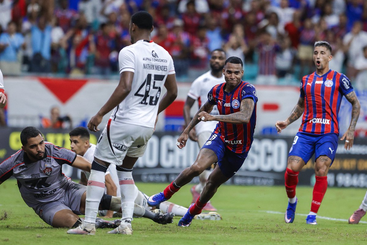 CascioCardoso's tweet photo. BAHIA 2x1 VITÓRIA: O Bahia é bicampeão baiano vencendo o clássico de virada. Uma virada no placar e na história da partida. Primeiro tempo do time de Rogério Ceni foi um desastre. O Vitoria foi superior ao Bahia em todos os aspectos e venceu com justiça, em especial pelo nível de competitividade. Mais atento, mais encaixado na marcação, mais confiante com a bola no pé. Tirou a posse do Bahia, contra-atacou com velocidade e estava com pinta de campeão no intervalo. Pois bem: das vantagens de ter “banco”: Rogério Ceni fez duas mudanças necessárias e decisivas no intervalo. Kike em Ademir, Erick em Roman. O time mudou completamente. O Bahia
no segundo tempo lembrou um time que joga final. Assumiu controle, agrediu com mais intensidade e, em 20 minutos, virou. Jean Lucas, personagem “vilão” do último clássico na Fonte Nova, quando foi expulso aos 3 minutos de jogo, fazia uma partida terrível, mas marcou dois gols emulando centroavante. Os gols do título. Acevedo foi um fator desequilibrante da partida. Como lateral, com Kike em campo, foi o motor da virada. O Bahia voltou a ser campeão na Fonte Nova diante do Vitória depois de 32 anos. Conquistou título invicto do Baiano depois de 44 anos. Garante a manutenção da sua hegemonia estadual. A virada no campo em 90 minutos ainda não é a virada na temporada, mas a virada de noite de cada torcedor e torcedora está liberada. Título é título. Pode não consagrar, não redimir, mas registra a felicidade em cartório. Se nem nessas horas quem torce pode se permitir sorrir, porque gostar de futebol?