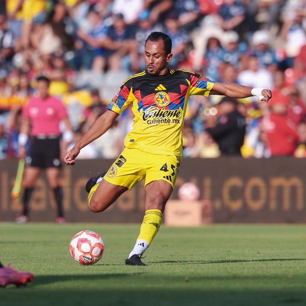 davsilc's tweet image. Lo de este tipo qué es ,qué inteligente es para jugar el brazuca .
A través de buenas sociedades entre los brasileños /zendejas / Salas el equipo irá a la alza.