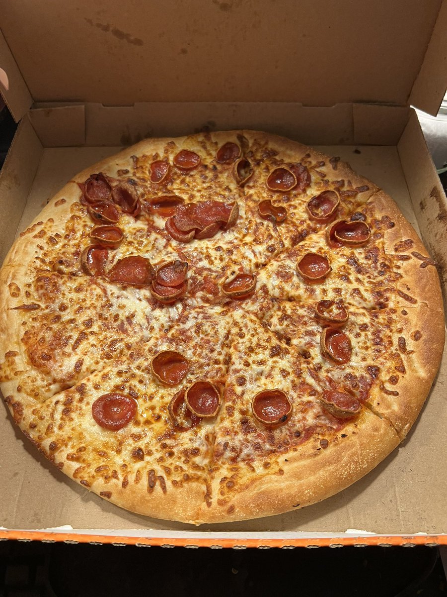 Dreamerchg's tweet photo. Hey @littlecaesars, is this supposed to be your Old World Fanceroni Pepperoni Pizza?? Because it looks NOTHING like the photo in your app!!! https://t.co/7T1k02WSHv