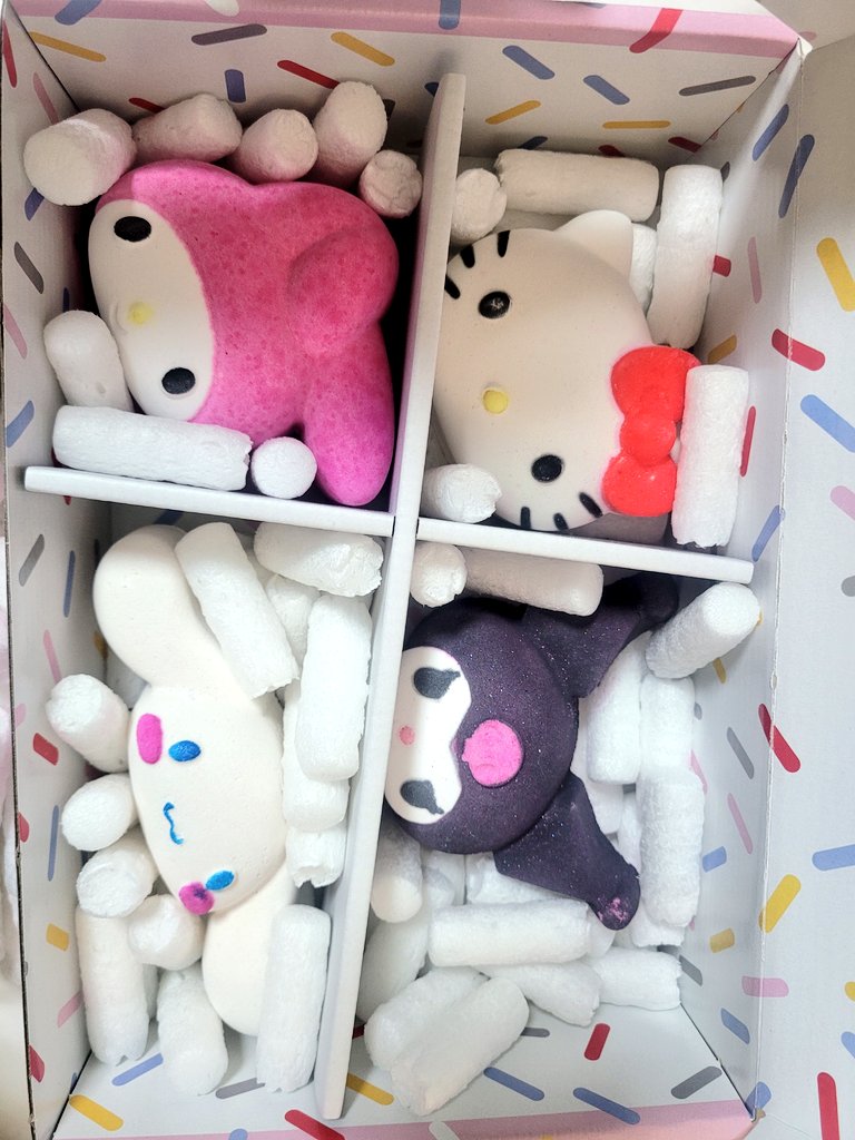 혹시 오사카 여행이나 일본 여행 가실분들
>러쉬 산리오 입욕제< 사세요
귀여운거도 귀여운건데 향이 진짜 미쳤음
사서 서랍장에 넣어놧는데 계속 향기남

1박스에 4만원대 후반이고 저는 텍스프리 받으려고 하나더샀음...