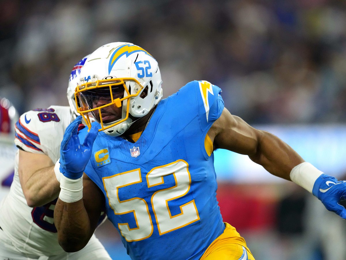 RyanDePaul's tweet photo. Khalil Mack returning to the Chargers on a one-year deal comes with a cool little twist to his résumé.

When the season ends, he’ll have spent more time with the Chargers than any other team in his Hall of Fame career.

Raiders — 4 seasons
Bears — 4 seasons
Chargers — 5 seasons

A late-career chapter that quietly becomes the longest stop of his career.