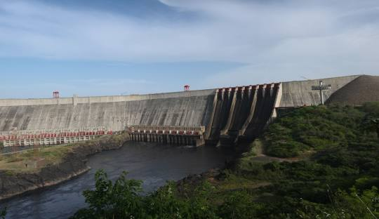 Muchos creen que la Represa del Guri es una obra cuya ingeniería comenzó en la época de Marcos Perez Jimenez, pero realmente comenzó durante el primer período de Rómulo Bentancourt: en 1947 de la mano de la Corporación Venezolana de Fomento (CVF).  
La excavación se inicia en