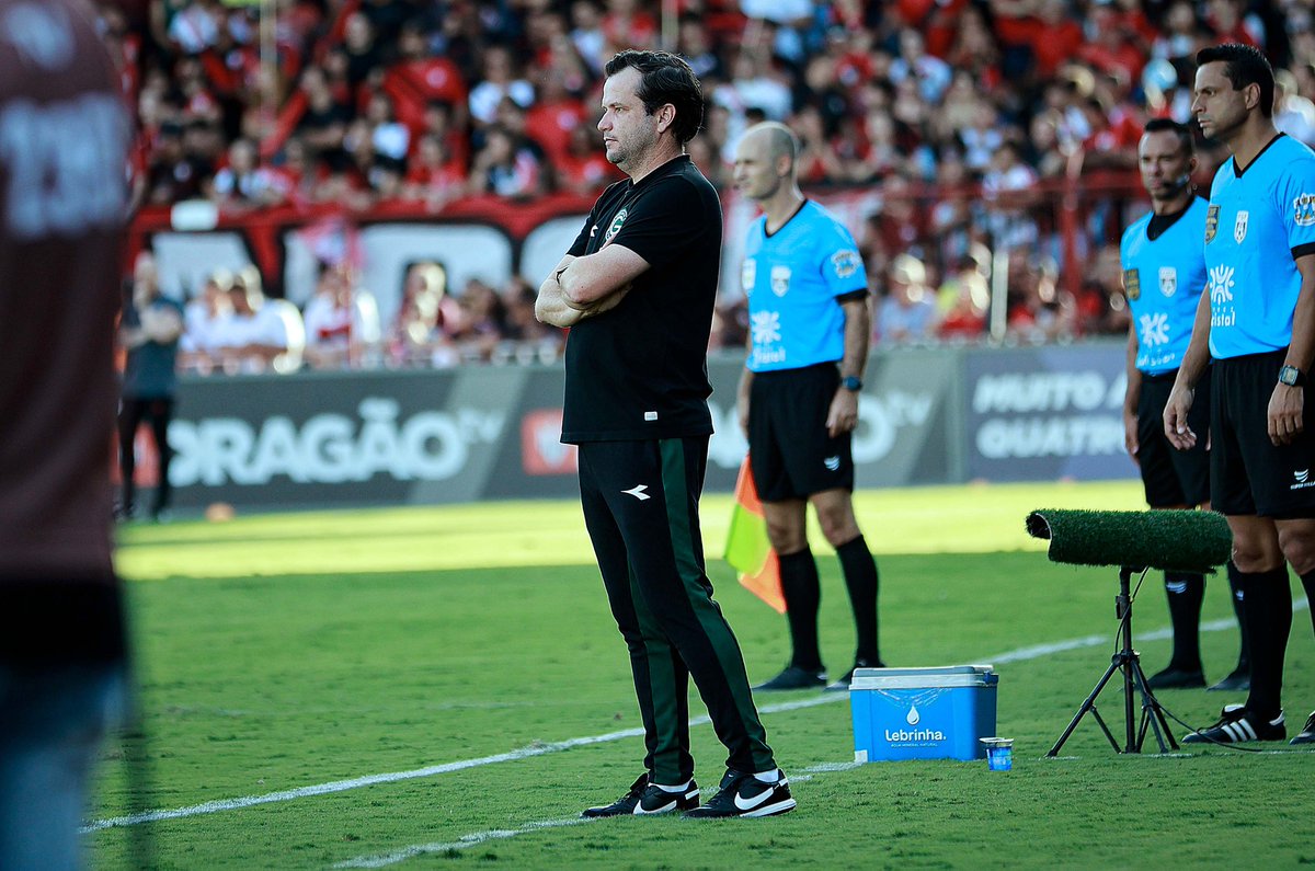 analivia_dias's tweet photo. Geralmente a "catástrofe" é mais citada, por isso a demissão do Lacerda repercutiu mais. Porém, que baita trabalho do Daniel Paulista no Goiás até o momento um time organizado, que entende o que precisa ser feito e como há tempos não víamos, gosta de jogar bola. 
📷: Rosiron/GEC https://t.co/El1STXVwxX