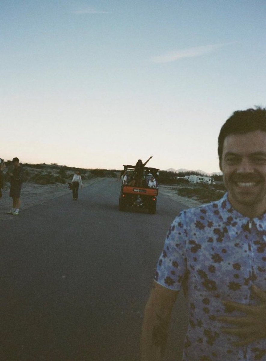 Fotos de Harry en el detrás de escenas de su sesión fotográfica para Runner’s World  junto a Laura Coulson ✨️