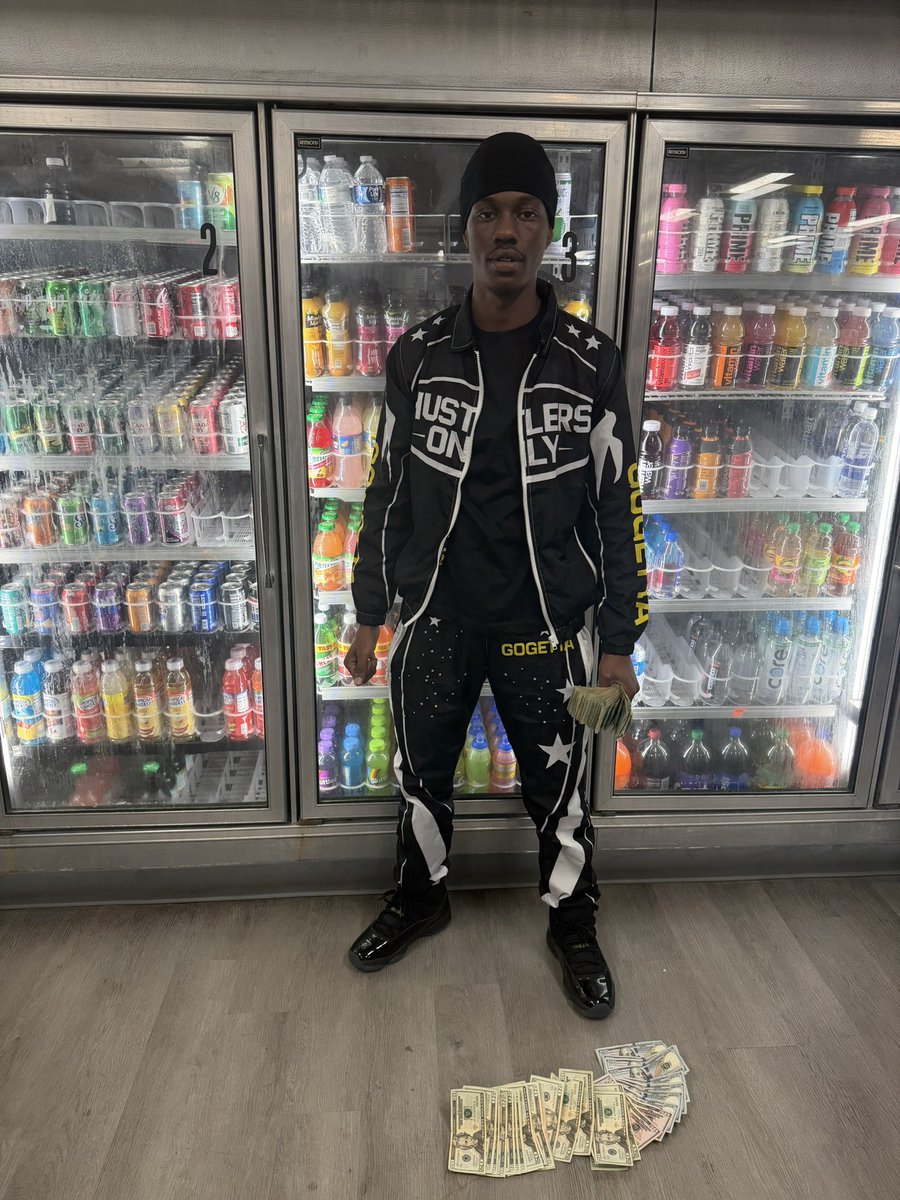 gmgnizzy's tweet photo. I donโt even trip about Ls no more I just cut the phone ๐ on ! #freemyniggas #34GMG PBG https://t.co/58zSWXFuRX