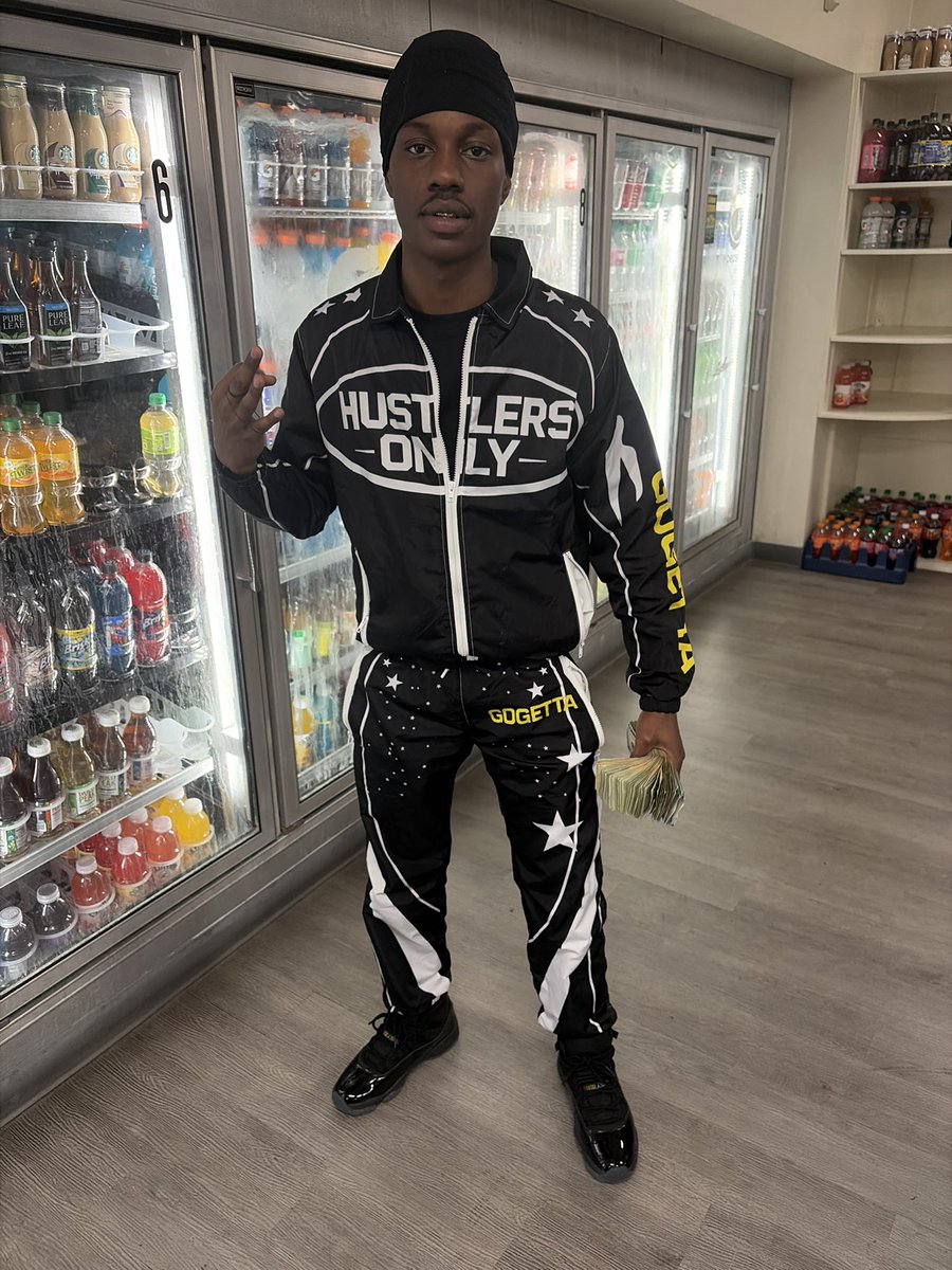 gmgnizzy's tweet photo. I donโt even trip about Ls no more I just cut the phone ๐ on ! #freemyniggas #34GMG PBG https://t.co/58zSWXFuRX
