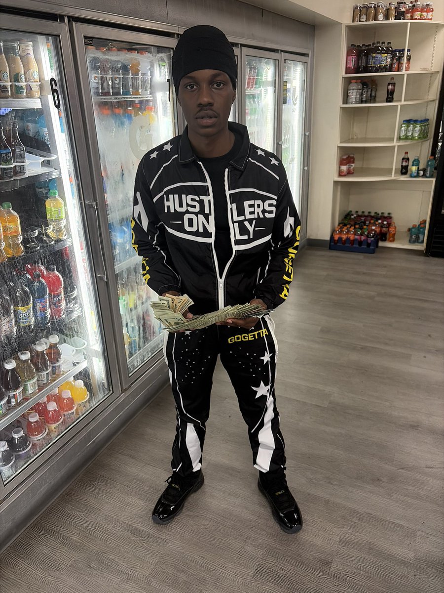 gmgnizzy's tweet photo. I donโt even trip about Ls no more I just cut the phone ๐ on ! #freemyniggas #34GMG PBG https://t.co/58zSWXFuRX