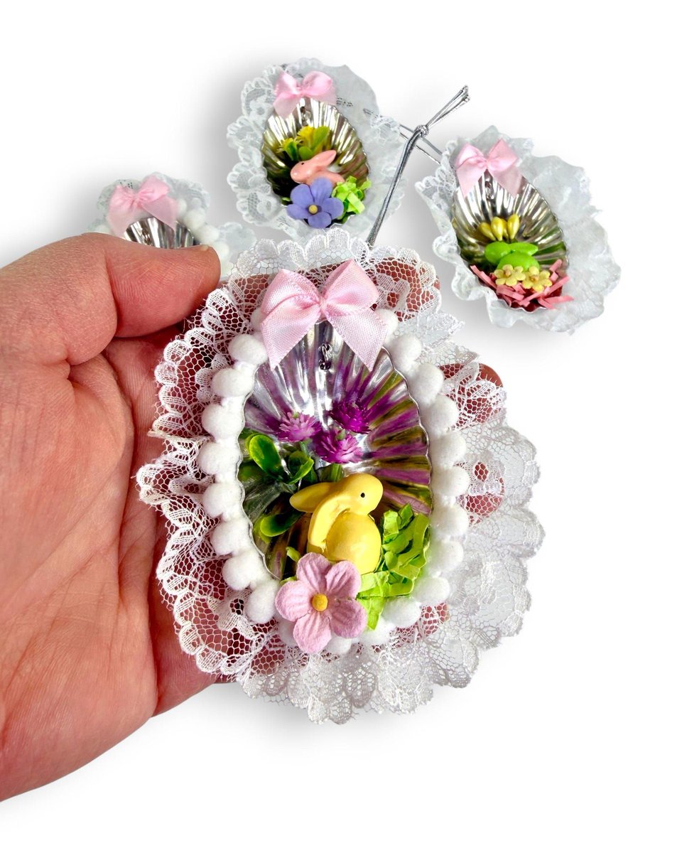 BluKatDesign's tweet image. NEW!!! Vintage Inspired Easter Ornament – Upcycled Tart Tin With Lace, Pastel Bunny &amp;amp; Flowers - Etsy buff.ly/chohOSv  🌸🐰🌿 #eastergifts #easterdecor #etsyfinds