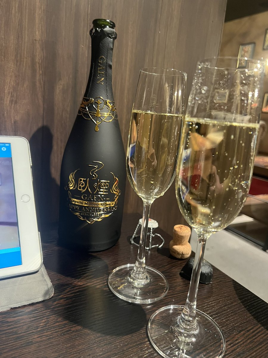 _mimitaro_'s tweet photo. 久しぶりの香黒さん お邪魔してきました🕊
シャンパンたくさん飲んで大満足〜〜〜

岐阜からやと地味に遠いけど滋賀から近いし
また近々シーシャ吸いに伺います(  '-' )！ https://t.co/gTYmkLbRke