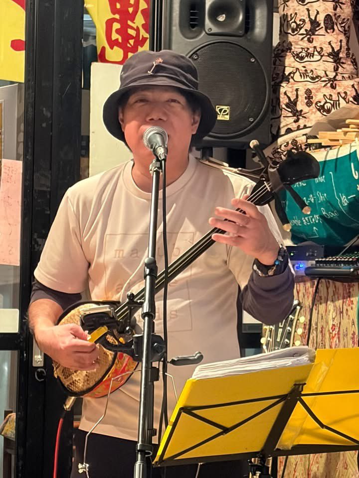 satoshiokamura's tweet image. 川崎・ゆんたくライブ春の巻、楽しく歌い倒しました🎵
ここんとこお気に入りな古典曲からスタートして藤井フミヤさんに提供した楽曲「Style」のセルフカバーという初の流れ。
そういえば今年でその楽曲提供（作曲家デビュー）から30年になるんだなぁとその場で気がつく🤣（続く）

#三線 #三線ライブ