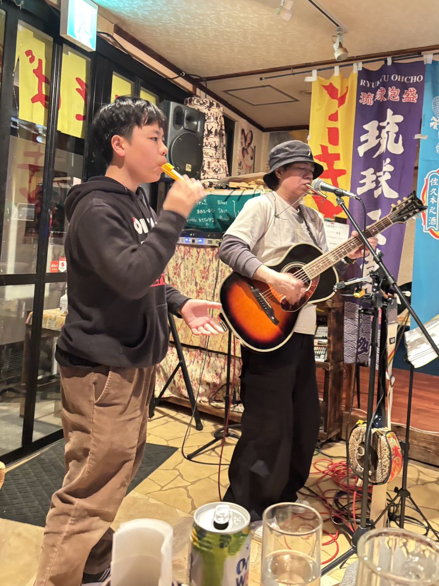 satoshiokamura's tweet image. 川崎・ゆんたくライブ春の巻、楽しく歌い倒しました🎵
ここんとこお気に入りな古典曲からスタートして藤井フミヤさんに提供した楽曲「Style」のセルフカバーという初の流れ。
そういえば今年でその楽曲提供（作曲家デビュー）から30年になるんだなぁとその場で気がつく🤣（続く）

#三線 #三線ライブ