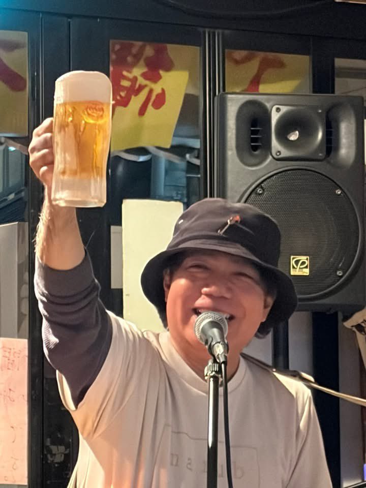 satoshiokamura's tweet image. 川崎・ゆんたくライブ春の巻、楽しく歌い倒しました🎵
ここんとこお気に入りな古典曲からスタートして藤井フミヤさんに提供した楽曲「Style」のセルフカバーという初の流れ。
そういえば今年でその楽曲提供（作曲家デビュー）から30年になるんだなぁとその場で気がつく🤣（続く）

#三線 #三線ライブ