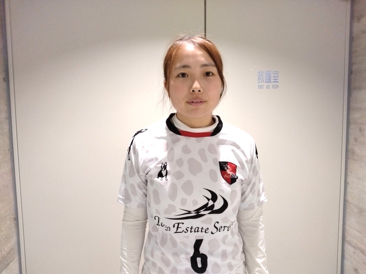dougajidai's tweet photo. 【バルドラール浦安ラス・チュラス／6番／佐野真菜（さの・まな）選手

3連勝、しかも失点0のクリーンシートで、1次ラウンド突破を決めた、バルドラール浦安ラス・チュラス。

唯一、今大会の優勝経験のあるチーム。

当時とは、大きく選手は変わっているものの、2度目の優勝を、虎視眈々と狙う。

Q・1次ラウンド突破、おめでとうございます。佐野選手にとって、フットサルでの初の全国大会ですね。少しずつ成長してきた感触などありますか？

「シーズン当初は、おぼつかないプレーもあったんですが、チームとして点につなげられるようになって、良かったと思います」

Q・今シーズンを見ていると、かなりチームにフィットしてきた感もあります。

「コンディションも上がってきているので、点につなげていけたらと思っています」

Q・3連勝で、準決勝進出。相手は、東海リーグのGolrira TOMOEGAWAです。何か予備知識など持っていますか？

「いや、分かっていないので、これから、スタッフがスカウティングしてくれる情報を、しっかりとインプットして、試合に臨みたいと思います」

Q・準決勝に向けての意気込み聞かせて下さい。

「3連勝で来ているので、良い波に乗って、優勝まで突き進みたいと思います」

Q・佐野選手は、何点とりますか？

「3点取ります。応援よろしくお願いします！」

※取材・撮影／海野伸明