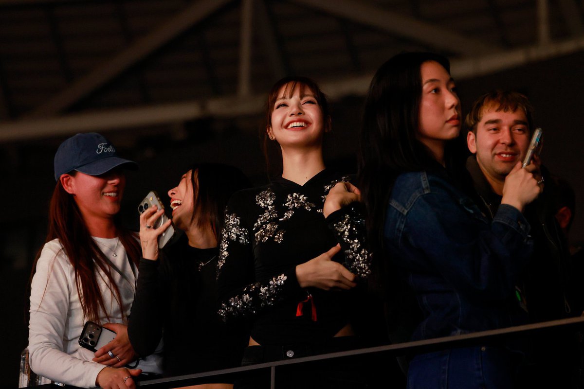 hourly lisa tweet media