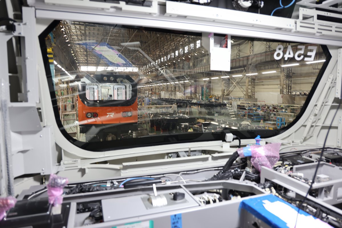 Nページ 週末特集！E500 6/8】 視界の広い大きな一枚窓に、様々な客車・貨車に