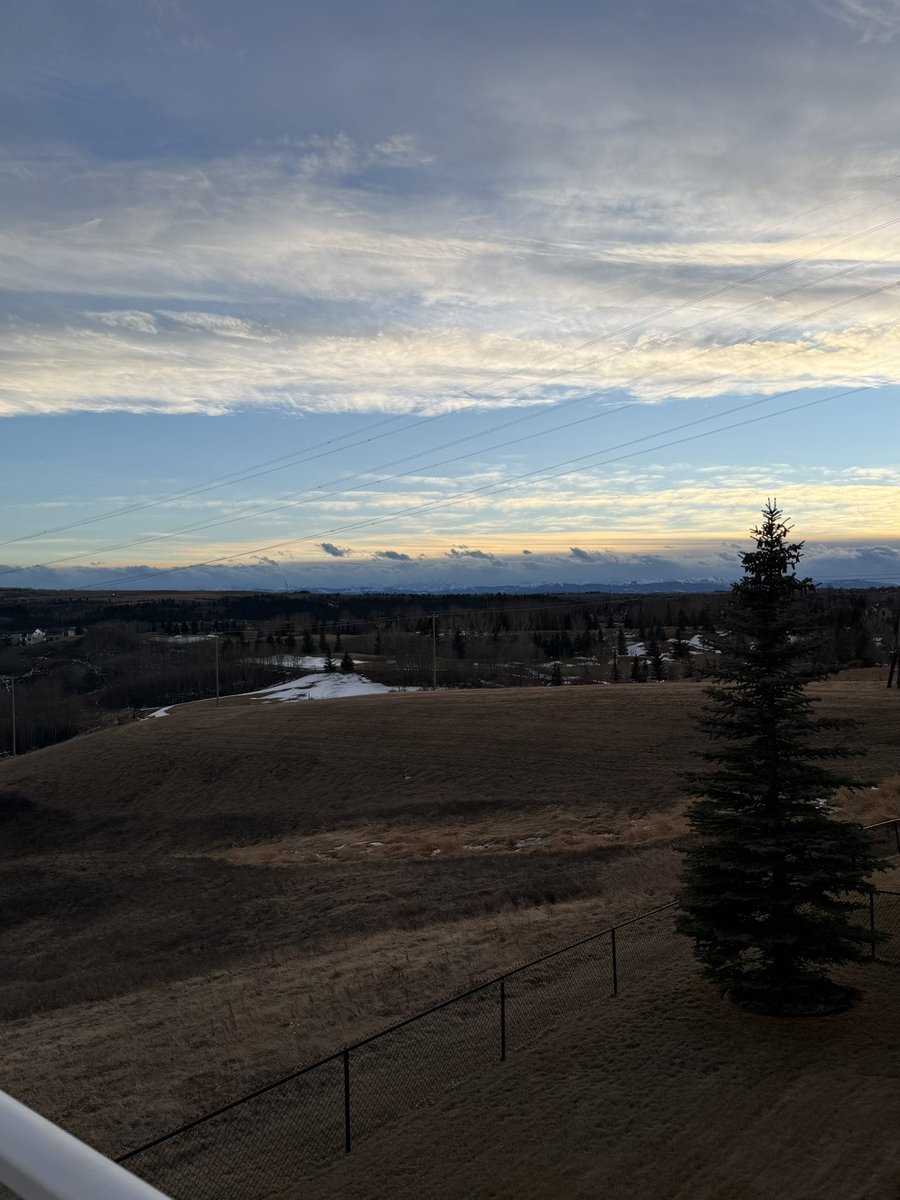 SmileyYYC's tweet photo. Photo taken just after 6:00 pm, apparently a snowfall warning for #Calgary tomorrow ❄️
Was lovely while it lasted. 15°C today.
#yyc #Snowfallwarning #SaturdayVibes https://t.co/zRr1l3RFCg