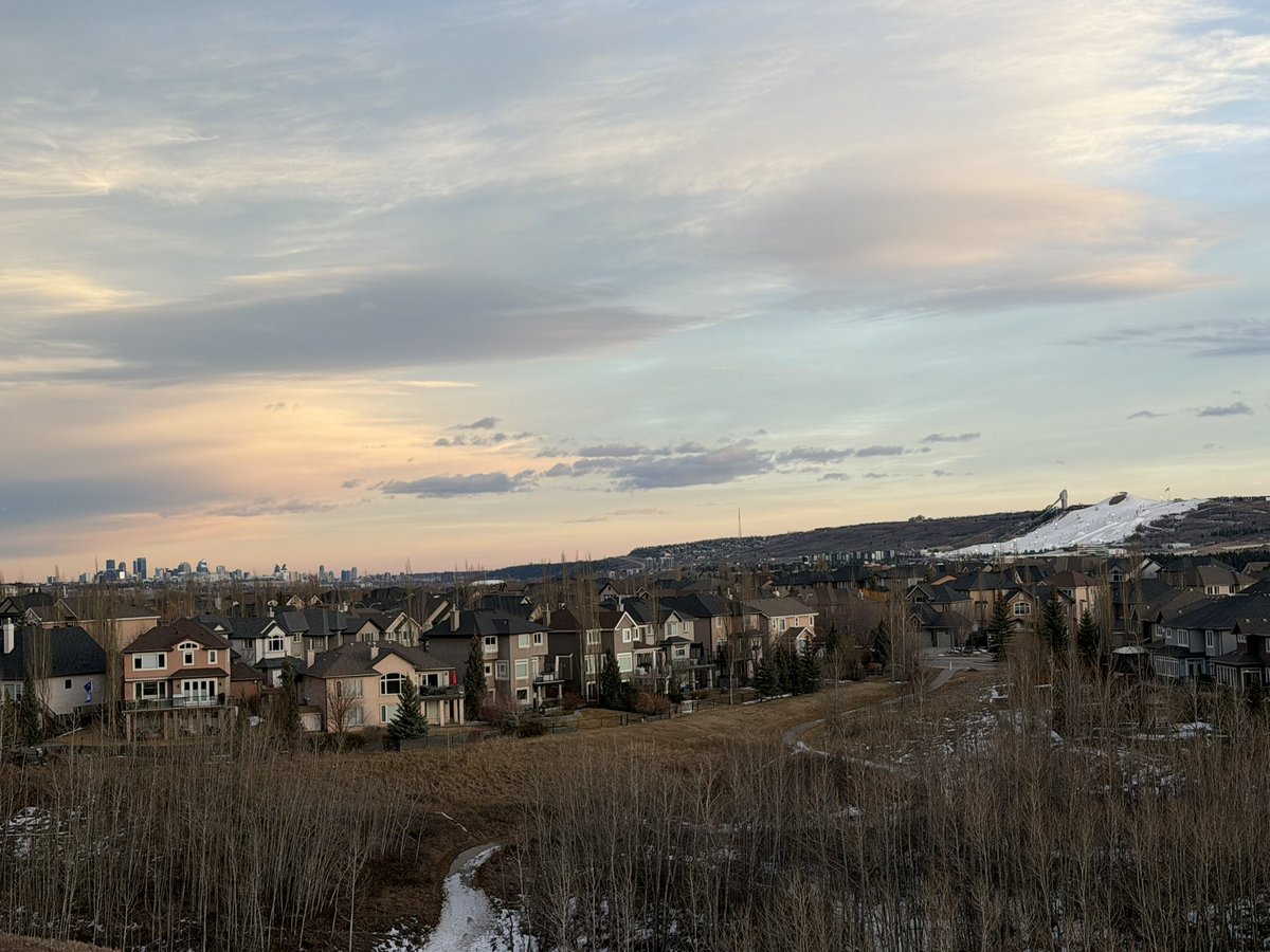 SmileyYYC's tweet photo. Photo taken just after 6:00 pm, apparently a snowfall warning for #Calgary tomorrow ❄️
Was lovely while it lasted. 15°C today.
#yyc #Snowfallwarning #SaturdayVibes https://t.co/zRr1l3RFCg