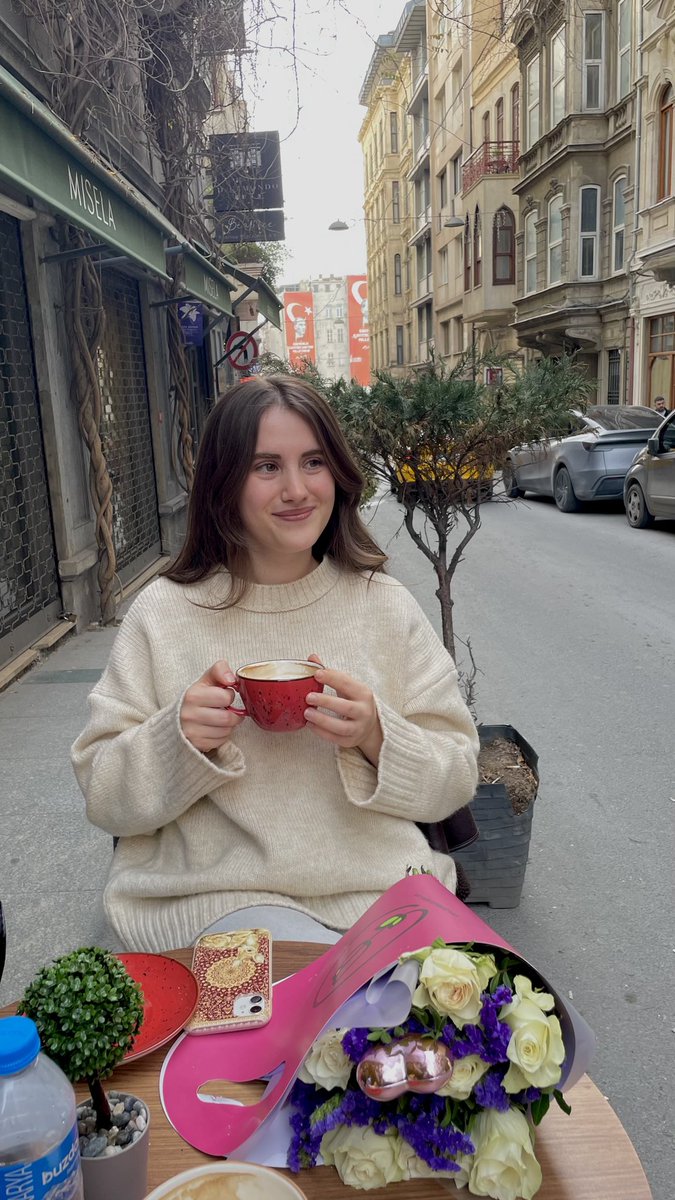 AkbsXelat's tweet photo. Jin her roj wek gulan in, ne tenê rojekê.
#8adarêrojajinênkedkarpîrozbe💐 https://t.co/RnCkEjZI91
