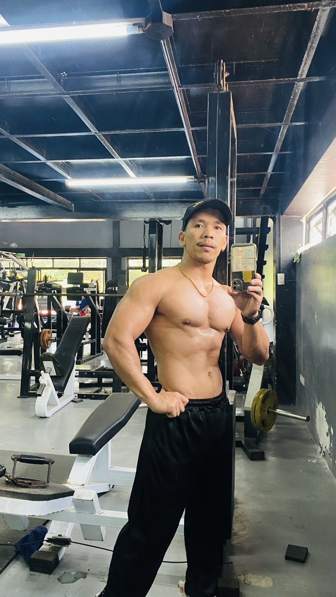 ernzfitness's tweet image. Cable work allows for constant tension throughout the entire range of motion. Tip: Focus on a "peak contraction" for 2 seconds at the top of cable rows to build back thickness. #MuscleMindset #GymForm #Technique #Bodybuilding
