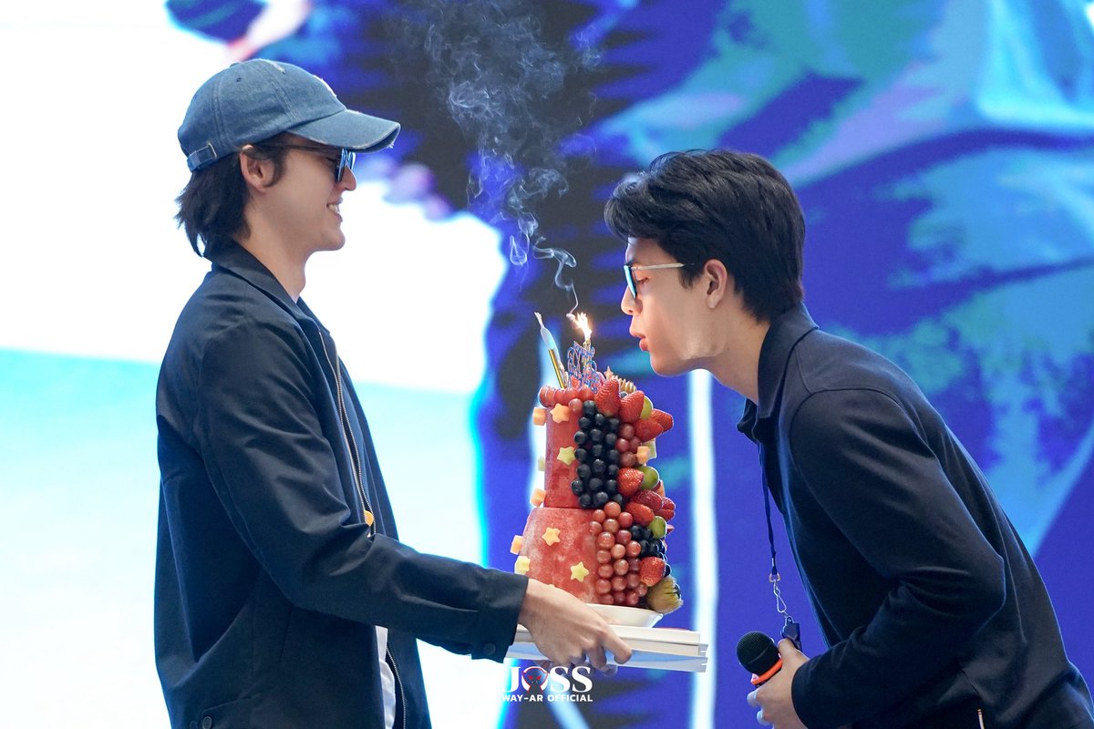JossWayarofc's tweet photo. #Happy30thJossDay

🙏🏻 ขอขอบคุณน้องกวิน @gawincaskey แขกรับเชิญของงาน และคนถือเค้กแบบล็อกมง 👑😆
ขอบคุณกวินที่มาร่วมงาน มาอวยพรพี่จอสในวัยก้าวเข้าสู่ 30 ปี และช่วยเติมเต็มให้งานในวันนี้เต็มไปด้วยมวลความน่ารักและคำอวยพรดี ๆ

🙏🏻 Thank you to Gawin, our special guest and the perfectly crowned cake bearer 👑😆
Thank you for joining the event and for coming to wish P’Joss a happy birthday as he steps into his 30s. Your presence truly added so much warmth and sweetness, filling the event with lovely moments and heartfelt wishes.

และ ขอบคุณ @GAWINCASKEY_FC มากๆเลยน้าาา 🫰🏻

#Joss30thPlayAndShare
#JossWayar