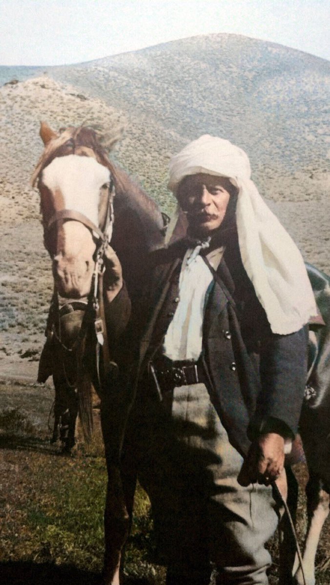 daktilock's tweet photo. 72 gün çekirge yiyerek, "Resul-i Ekrem efendimizin medfun olduğu toprakları abdestsiz kafirlere teslim etmem." diyerek 50 derece sıcaklıkta ordusunu ayakta tutan komutan: Çöl Kaplanı Fahreddin Paşa... https://t.co/aFkVGiQj38