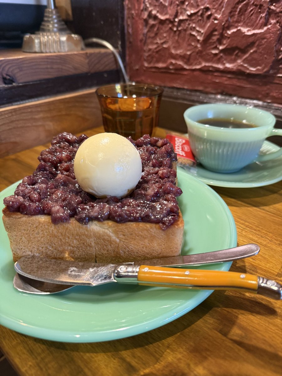 yn077's tweet photo. 寒さで河津桜を諦めた朝、名東区の「モユルリ珈琲店」で最高のリカバリー。

完璧な円を描くバニラアイスが乗った小倉トースト。深煎りケニアにLotusを浸して食べる背徳感がたまらない…☕️

11時までのモーニングに間に合って幸せ。静かに過ごしたい大人に教えたい隠れ家。

#名古屋カフェ https://t.co/vrjWDliHJM