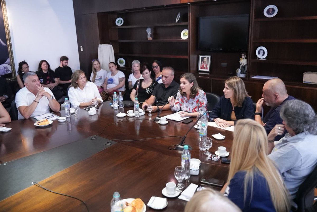 mrmartinez55's tweet photo. Junto a las #MujeresSindicalistas, con más de 25 sindicatos y las 62 organizaciones peronistas, participamos del debate en torno a las tareas de cuidado, las licencias parentales y los diferentes proyectos de Ley que existen en ese sentido, impulsados por el Bloque de UxP. https://t.co/5D0ThCoGaU