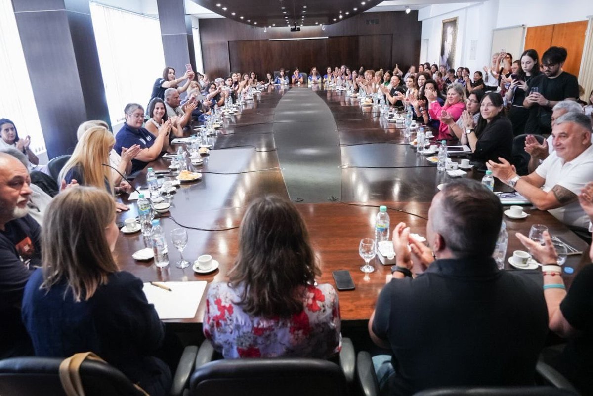 mrmartinez55's tweet photo. Junto a las #MujeresSindicalistas, con más de 25 sindicatos y las 62 organizaciones peronistas, participamos del debate en torno a las tareas de cuidado, las licencias parentales y los diferentes proyectos de Ley que existen en ese sentido, impulsados por el Bloque de UxP. https://t.co/5D0ThCoGaU