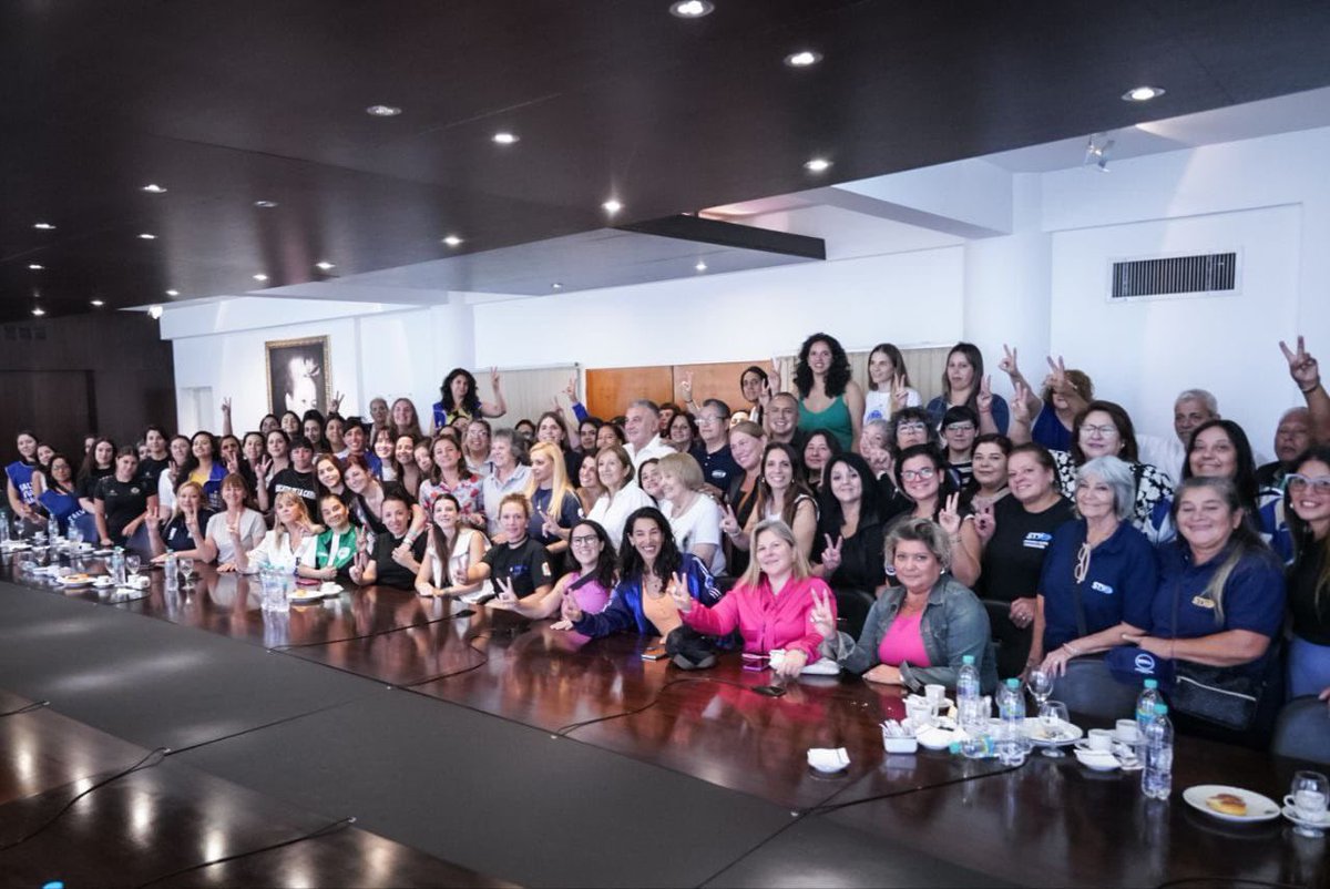 mrmartinez55's tweet photo. Junto a las #MujeresSindicalistas, con más de 25 sindicatos y las 62 organizaciones peronistas, participamos del debate en torno a las tareas de cuidado, las licencias parentales y los diferentes proyectos de Ley que existen en ese sentido, impulsados por el Bloque de UxP. https://t.co/5D0ThCoGaU