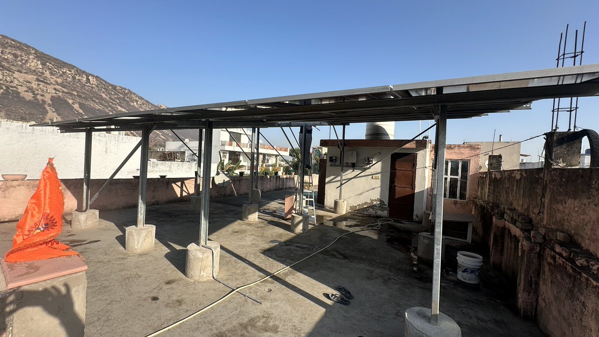 कई दोस्त मेरे घर पर लगे Tata Rooftop Solar के बारे में पूछ रहे हैं, तो सोचा शेयर कर दूं! 😊

मैंने 12 kW का On-Grid Rooftop Solar सिस्टम लगवाया है। अभी ये रोज़ाना 72 यूनिट बिजली बना रहा है, यानी महीने में 2100+ यूनिट! 

पूरे सिस्टम की लागत: ₹4,80,000।

ये Non-DCR पैनल्स हैं,
