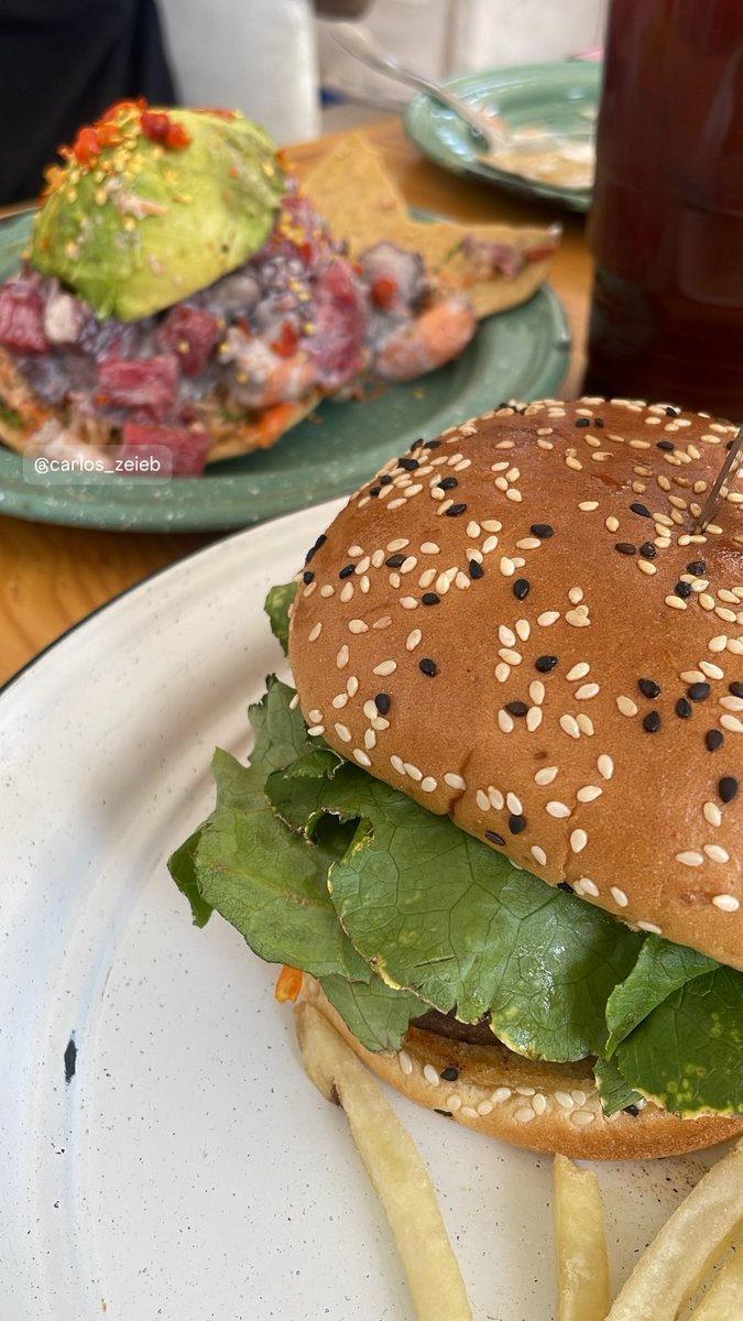 Hoy fui a una marisquería a comer hamburguesa jaja 😂