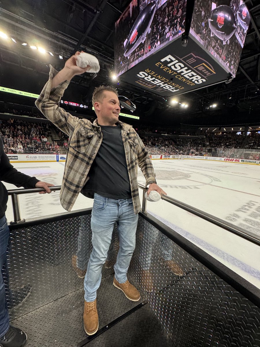 500SprintTour's tweet photo. 🏁🏒 Racing Night at the rink!

@DakodaArmstrong was at the @IndyFuel game at the Fishers Event Center tonight and helped kick things off with the ceremonial puck drop.

Motorsports and hockey coming together for a fun night in Indiana! https://t.co/AqmFrClt4m
