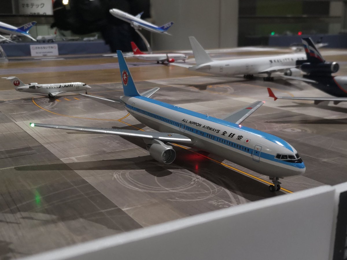 光るあずま技研さんのモヒカン
充電コネクタも目立たない上1回の充電で1日光るのすごい！
コンデンサでできるんだと驚き…
いつかやってみたい電食でした