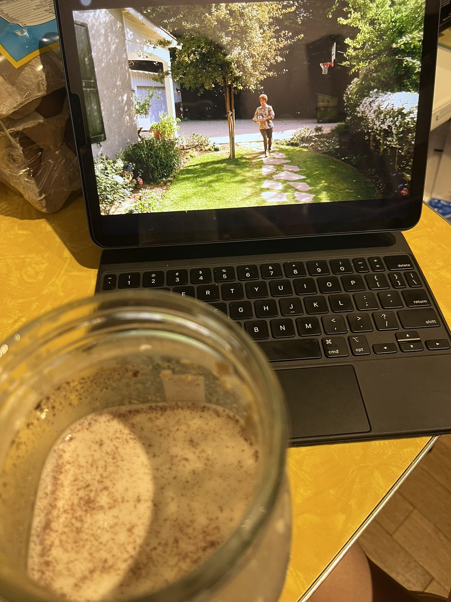 yayayayyyyy eating oatmeal w the disney my gf pays for :33 unaesthetic ass pic btw