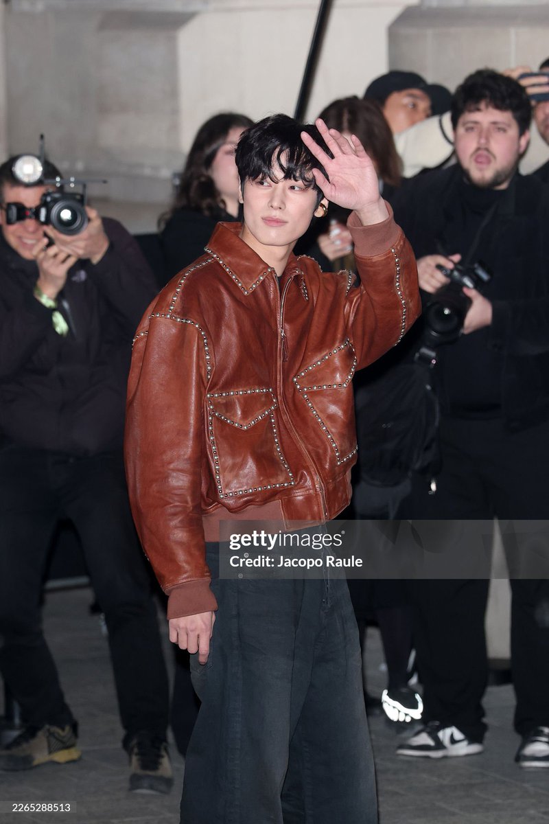 kaget liat foto yg ini mirip banget temen kerja ge jir dia rambutnya gini😭