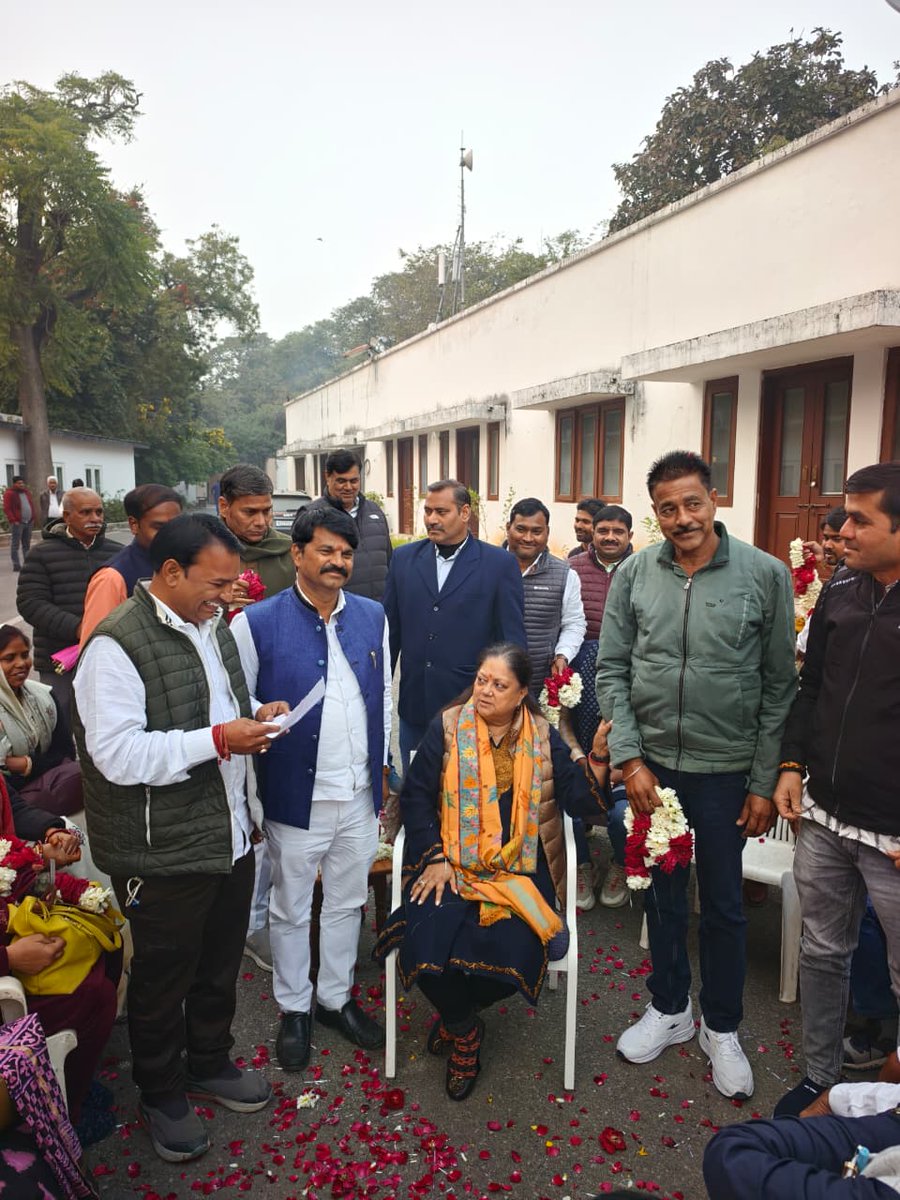 हम सब कि लोकप्रिय नेता,प्रदेश भाजपा की नींव,भाजपा राष्ट्रीय उपाध्यक्षा ,यशस्वी पूर्व मुख्यमंत्री माननीया #वसुंधरा_राजे सिंधिया जी को जन्मदिवस की हार्दिक शुभकामनाएं!!
हम ईश्वर से आपके उत्तम स्वास्थ्य एवं दीर्घायु एवं उज्वल भविष्य की कामना करते हैं!
<a href="/VasundharaBJP/">Vasundhara Raje</a> <a href="/DushyantDholpur/">Dushyant Singh</a>