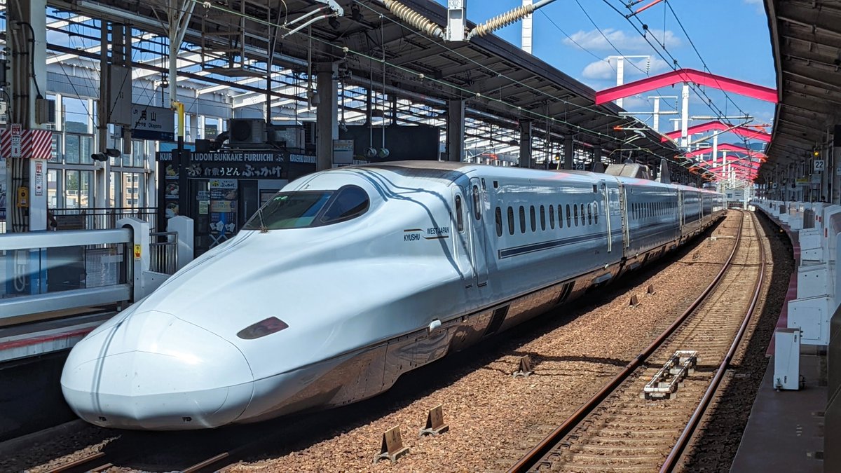 nipponsousei_tv's tweet photo. 岡山駅、実は「日本最強クラスの広域ターミナル駅」だということは、あまり知られていない。
駅前の都会感もさることながら、特筆すべきは「乗り換えなしで行ける県の多さ」。その数、なんと18都道府県。

・のぞみ→福岡県・山口県・広島県・兵庫県・大阪府・京都府・愛知県・神奈川県・東京都（品川駅&東京駅）
・ひかり→静岡県
・さくらorみずほ→熊本県・鹿児島県
・やくも→島根県
・スーパーいなば→鳥取県
・しおかぜ→愛媛県
・南風→徳島県・高知県
・マリンライナー→香川県

これら全てに「乗り換えなし」でアクセス可能。
中四国地方の交通結節点として、岡山駅のポテンシャルはもっと評価されていい。

（三枚目画像の出典：Wikimedia Commons "岡山駅から発着する運転系統" by プォルジ, CC BY-SA 3.0）