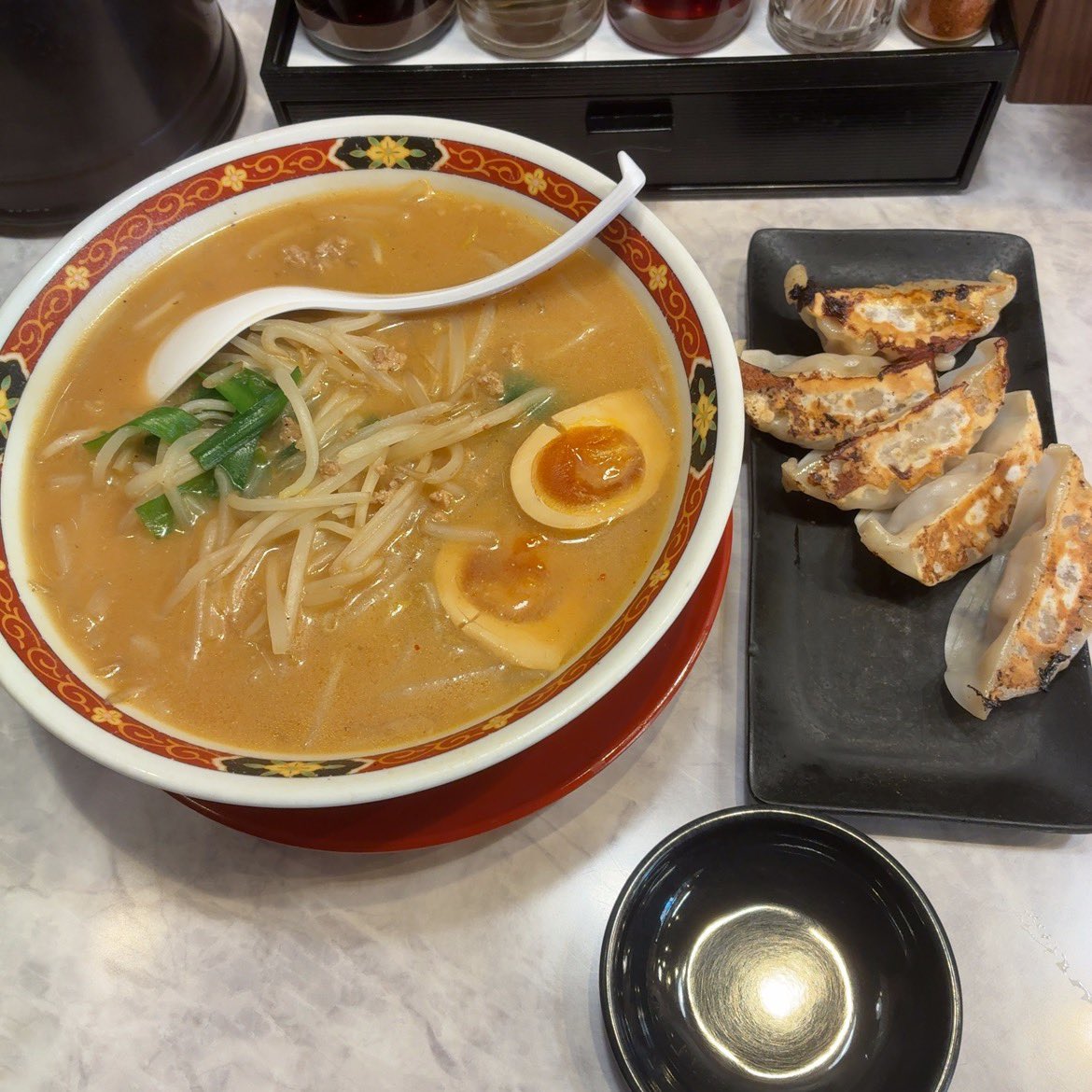 soybeans_greens's tweet photo. 中華食堂一番館で朝ラーメン。
味玉と餃子と大盛。
安いわー。めちゃ安いこの店。味はそれなりだけどコスパの暴力を感じる。
お酒も安いので最安居酒屋としての利用もアリだな。
ご馳走様でしたー！！ https://t.co/lRQcXd38v3