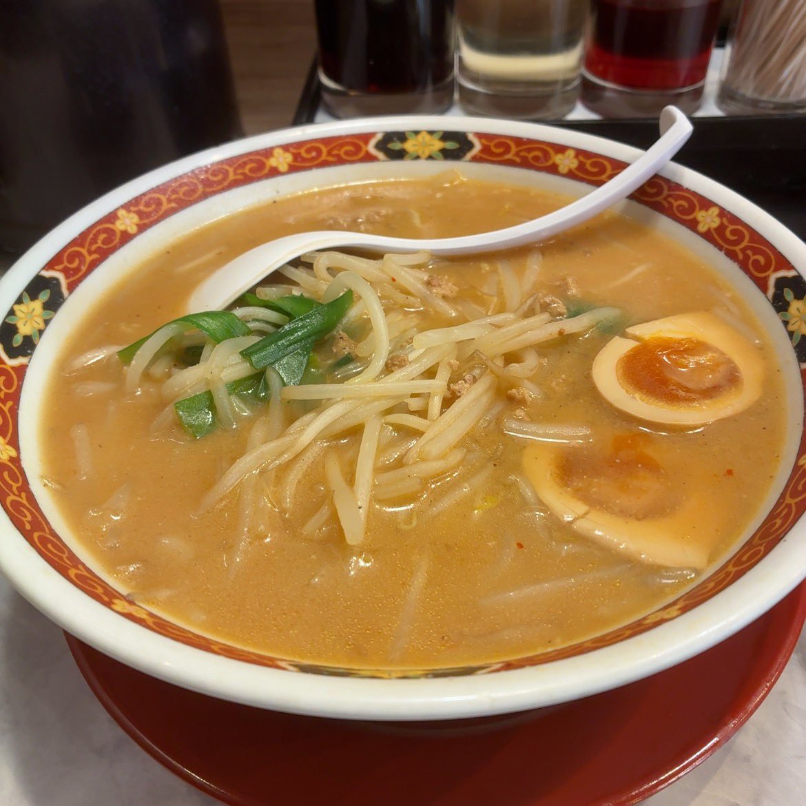 soybeans_greens's tweet photo. 中華食堂一番館で朝ラーメン。
味玉と餃子と大盛。
安いわー。めちゃ安いこの店。味はそれなりだけどコスパの暴力を感じる。
お酒も安いので最安居酒屋としての利用もアリだな。
ご馳走様でしたー！！ https://t.co/lRQcXd38v3