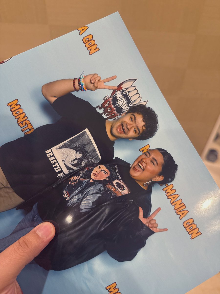 LOVEONDJOUR's tweet image. dusty buns, it was so lovely meeting you 🩵 #monstermaniacon #strangerthings