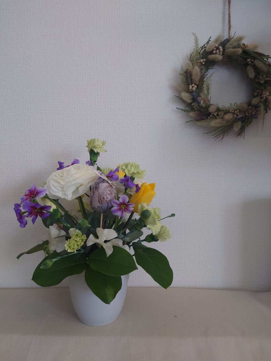 maxima2070's tweet photo. オーバルに仕上げてみたつもりです。ベースを使うアレンジメントが久々でやや混乱。
花材
ラナンキュラス
チューリップ
スイートピー
スプレーカーネーション
リューココリーネ
レモングラス https://t.co/zhgDLJJxAG