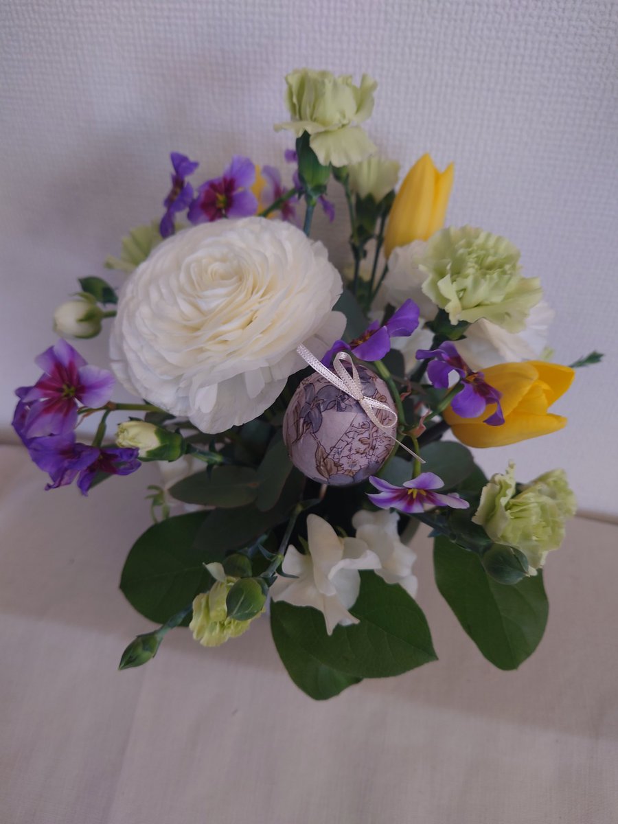 maxima2070's tweet photo. オーバルに仕上げてみたつもりです。ベースを使うアレンジメントが久々でやや混乱。
花材
ラナンキュラス
チューリップ
スイートピー
スプレーカーネーション
リューココリーネ
レモングラス https://t.co/zhgDLJJxAG