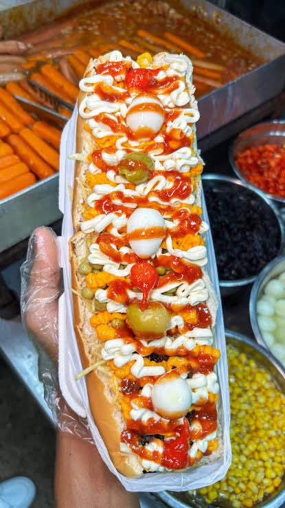 dinhomz's tweet photo. Comi o cachorro quente carioca e por incrível que pareça eu gostei.
Senti falta do purê do meu cachorro quente paulista? Com certeza.
Achei estranho ovo de codorna e azeitona? Não. 

Agora fiquei curioso para comer cachorro quente de outros estados 😅

#RiodeJaneiro https://t.co/4fzVuEvkPS