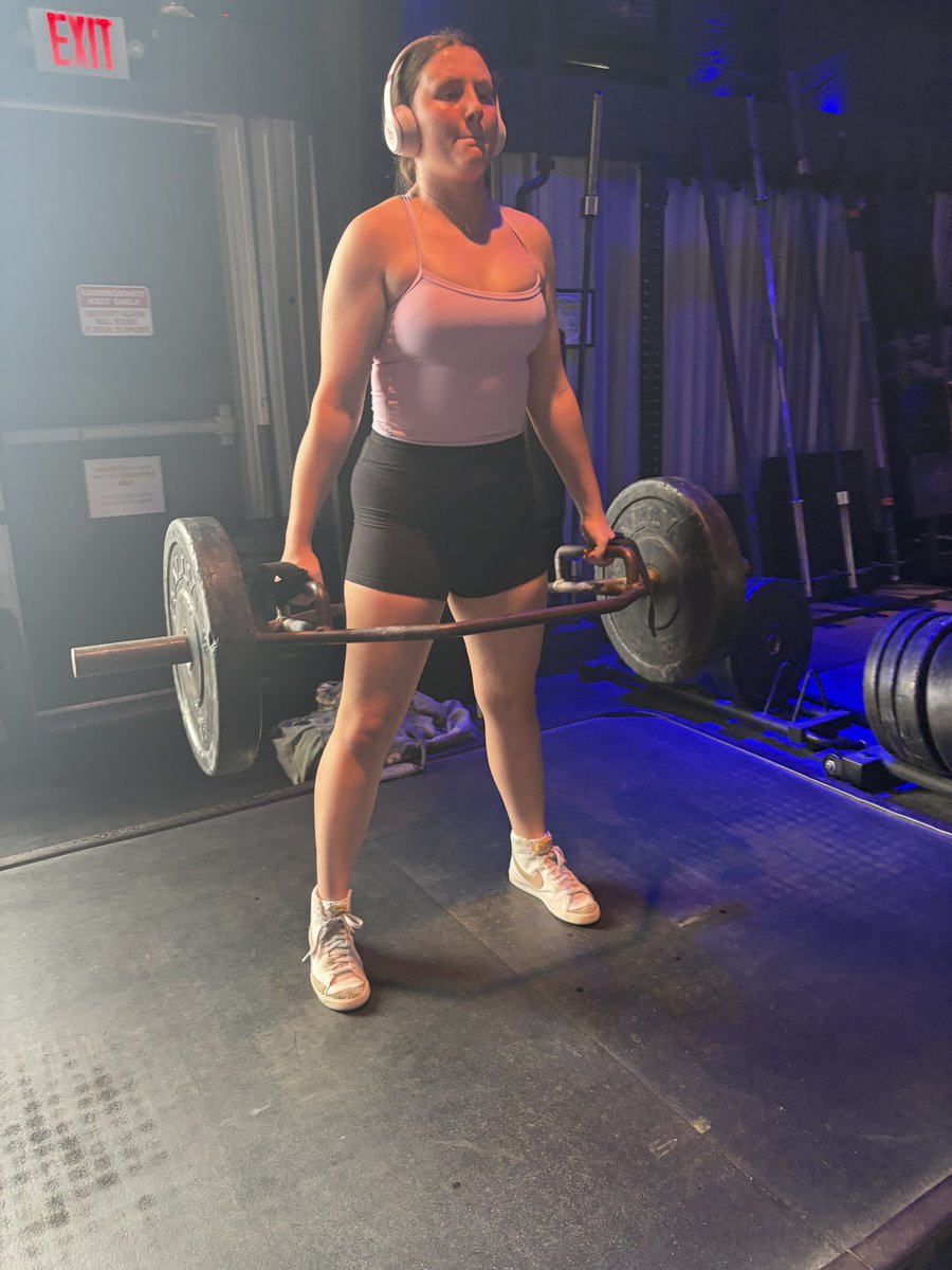 Mya_a_j13's tweet photo. No better way to start spring break off then hitting the gym. Worked on getting explosive with my reps today. The grind never stops! #GodisGood #softball #gymlift #catcher 
@TXSI18 https://t.co/Lc6fALbyBR
