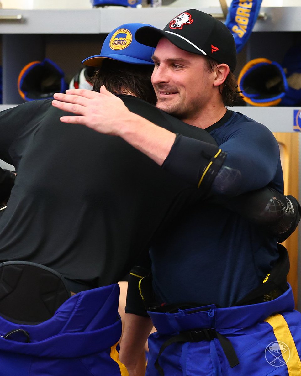 CHurls13's tweet image. omg Sam Carrick got the belt and tried to give it Alex Lyon who would not accept it. The vibes of this team are off the charts